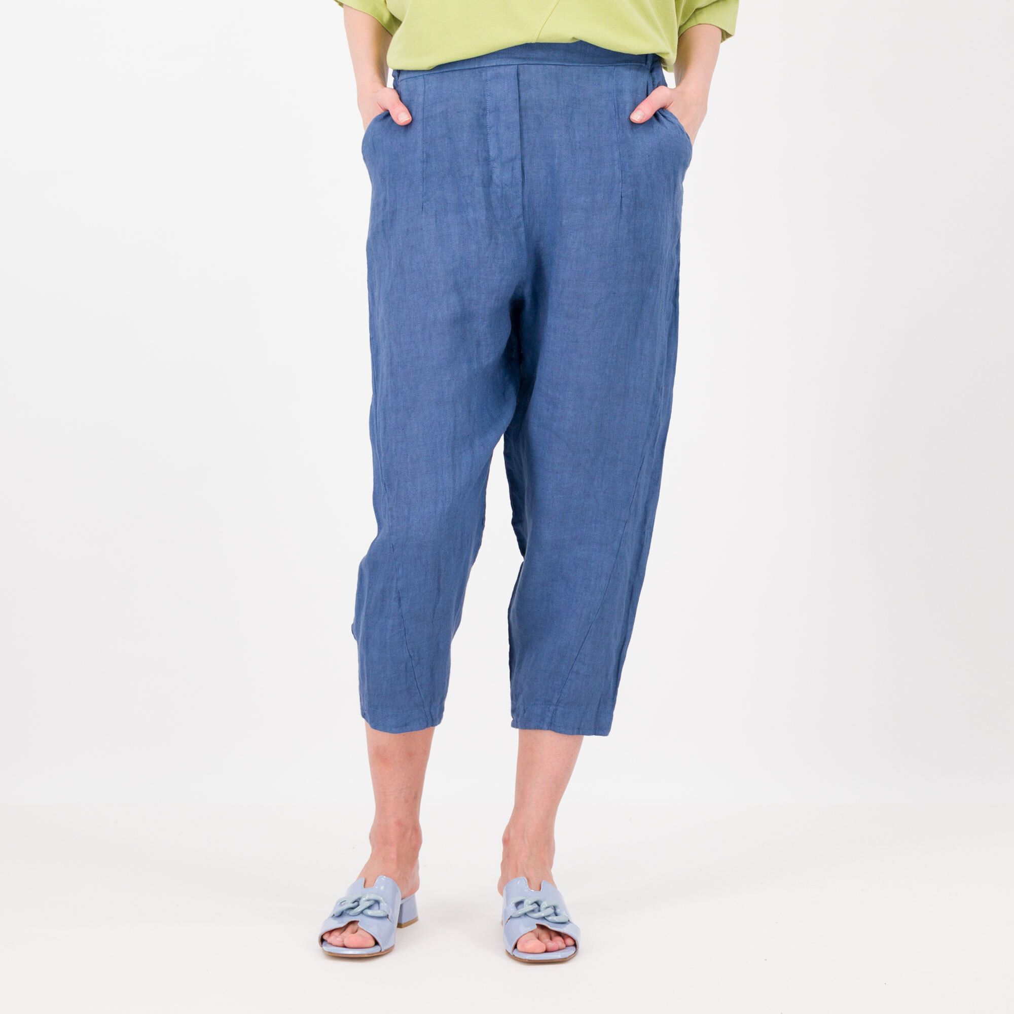 LUCREZIA SCIORTINO
Pantaloni balloon
in 100% lino
Motivo di tagli
Made in Italy