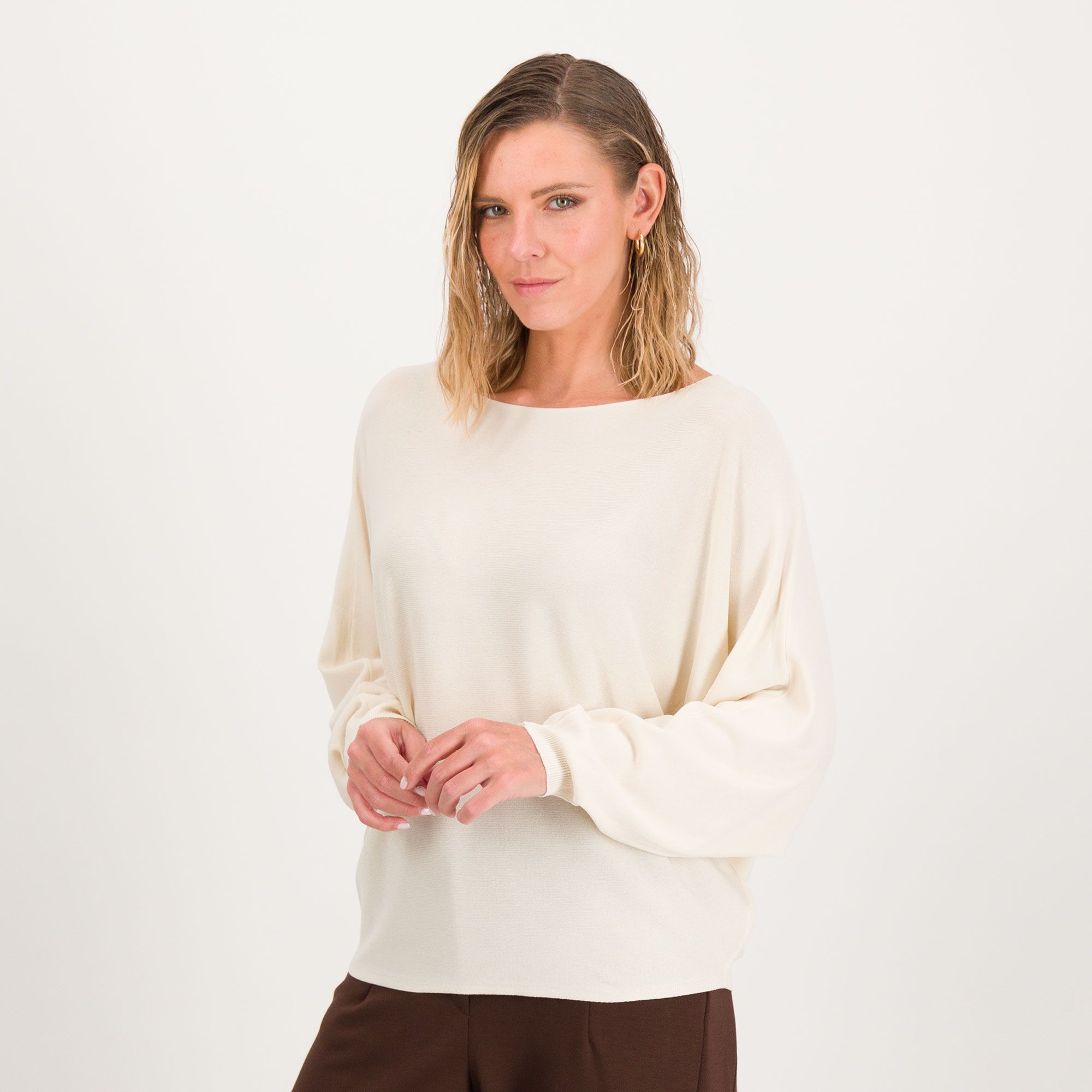 LUCREZIA SCIORTINO
Maglia con scollo
a barca e maniche
a pipistrello 7/8