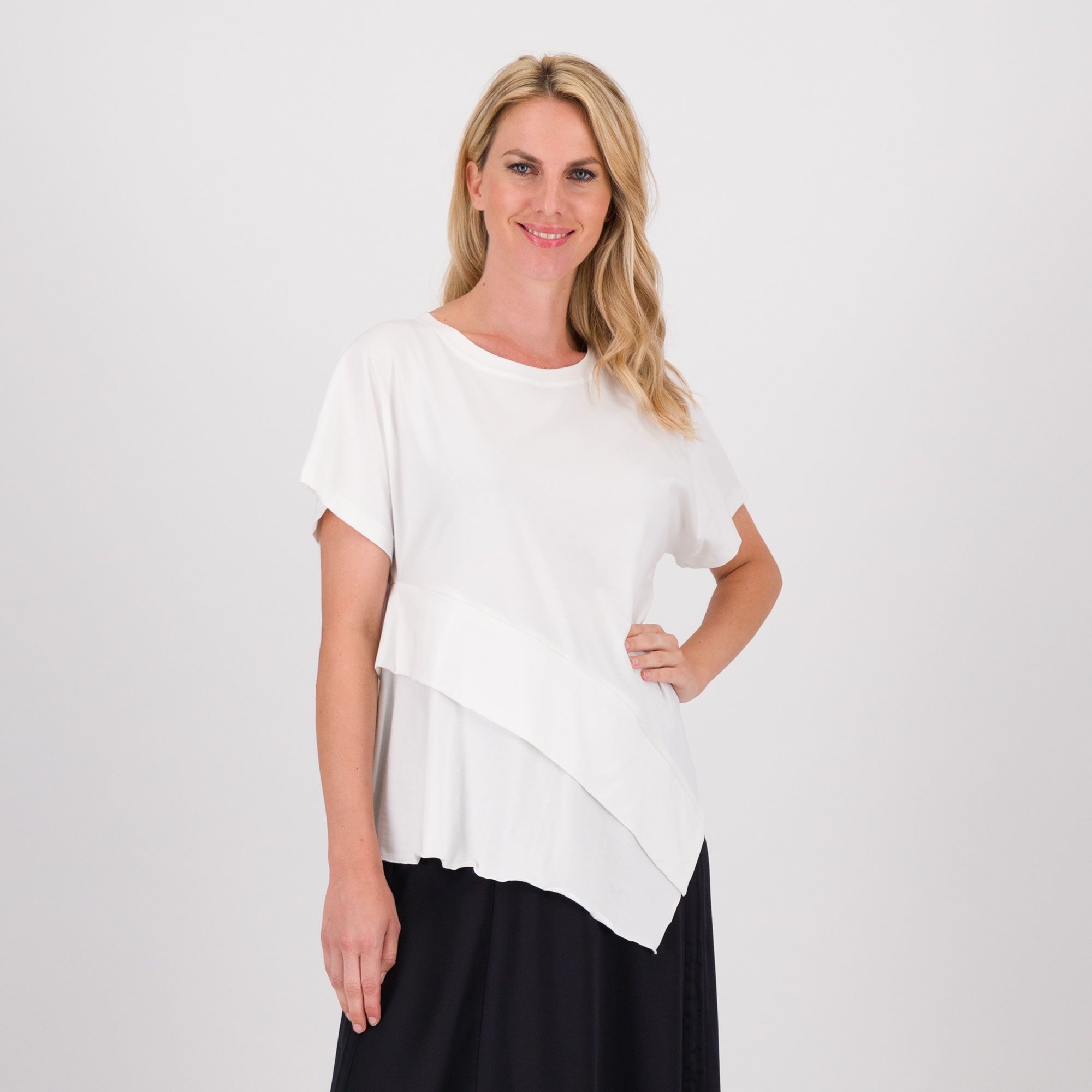 W.I.T.A.
T-shirt in cotone
a maniche corte
con balze al fondo