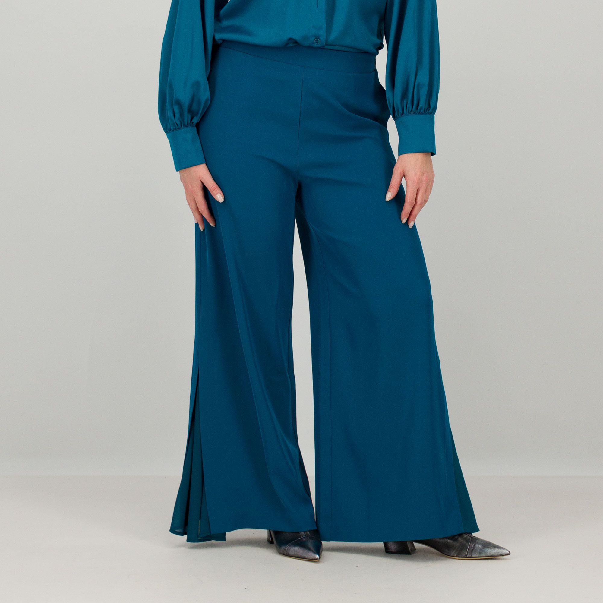 Caterina Lancini
Pantaloni in crêpe
fluido con inserti
in georgette