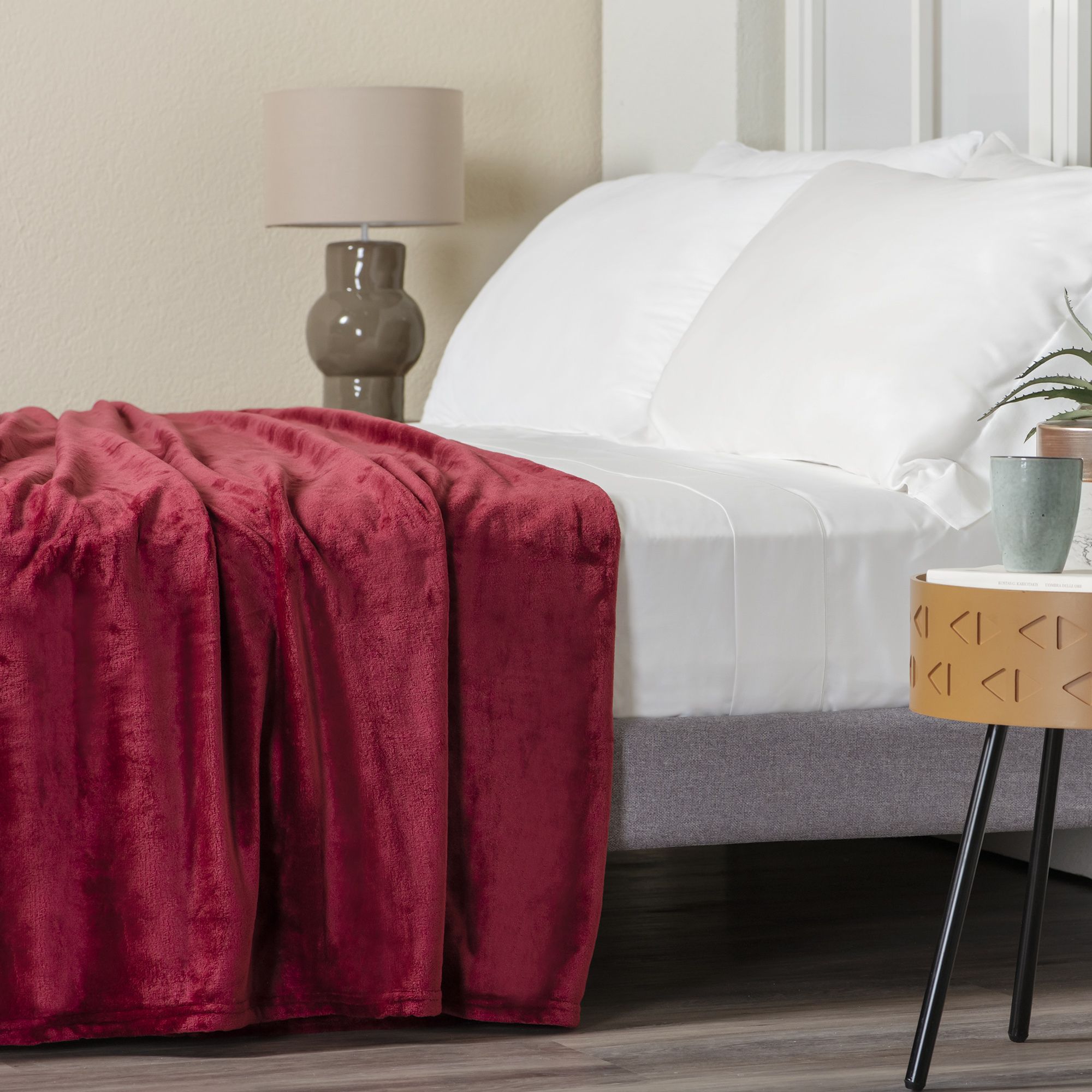 Mont Chalet 
Coperta matrimoniale
in soffice plush
tinta unita per
letto o divano