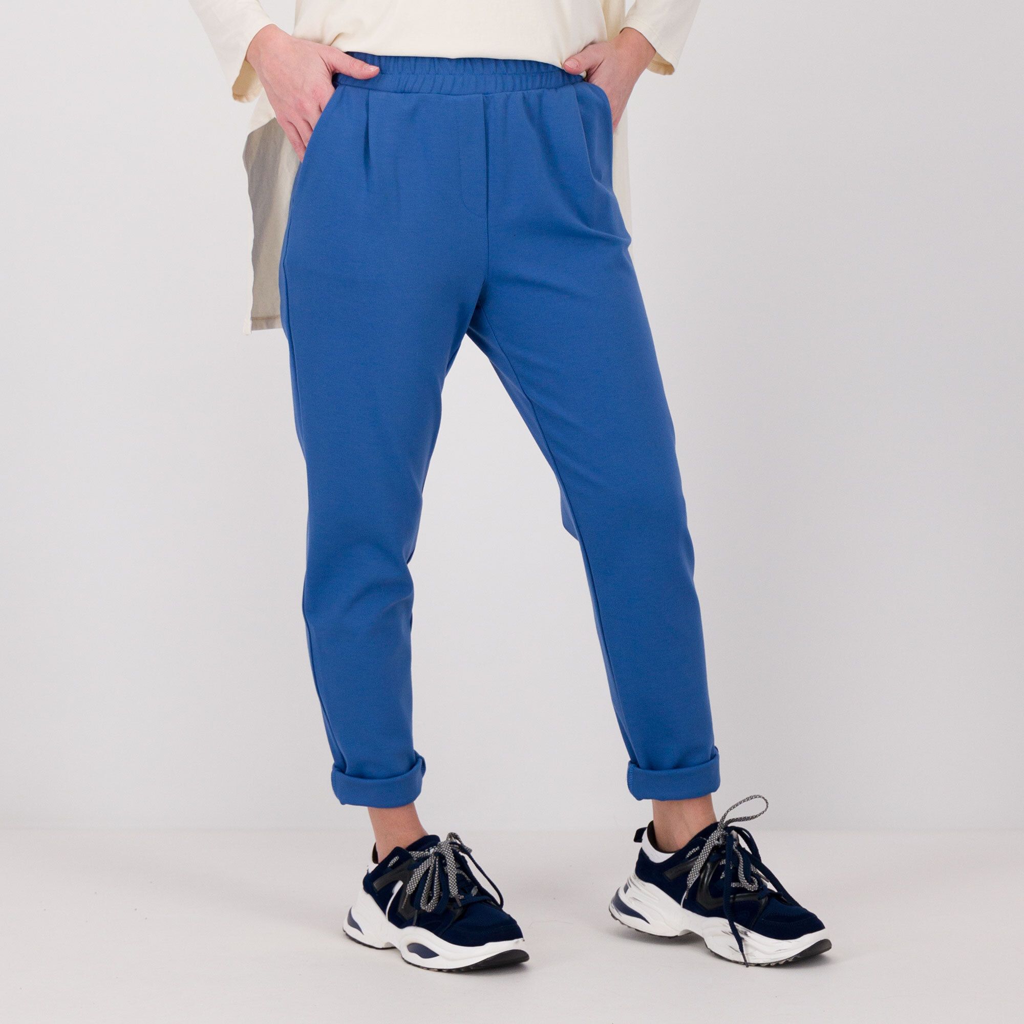 Studio 19
Pantaloni in punto
Milano con 
pinces e risvolto