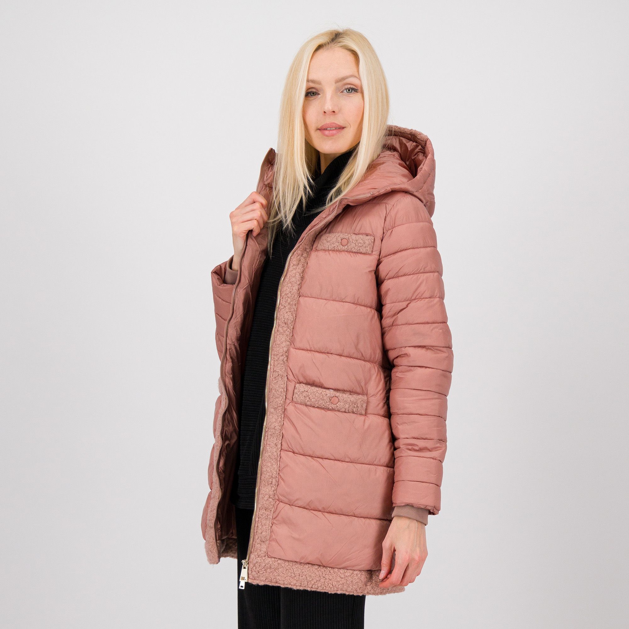 Neropale
Piumino in tessuto
tecnico con cappuccio
e dettagli in orsetto