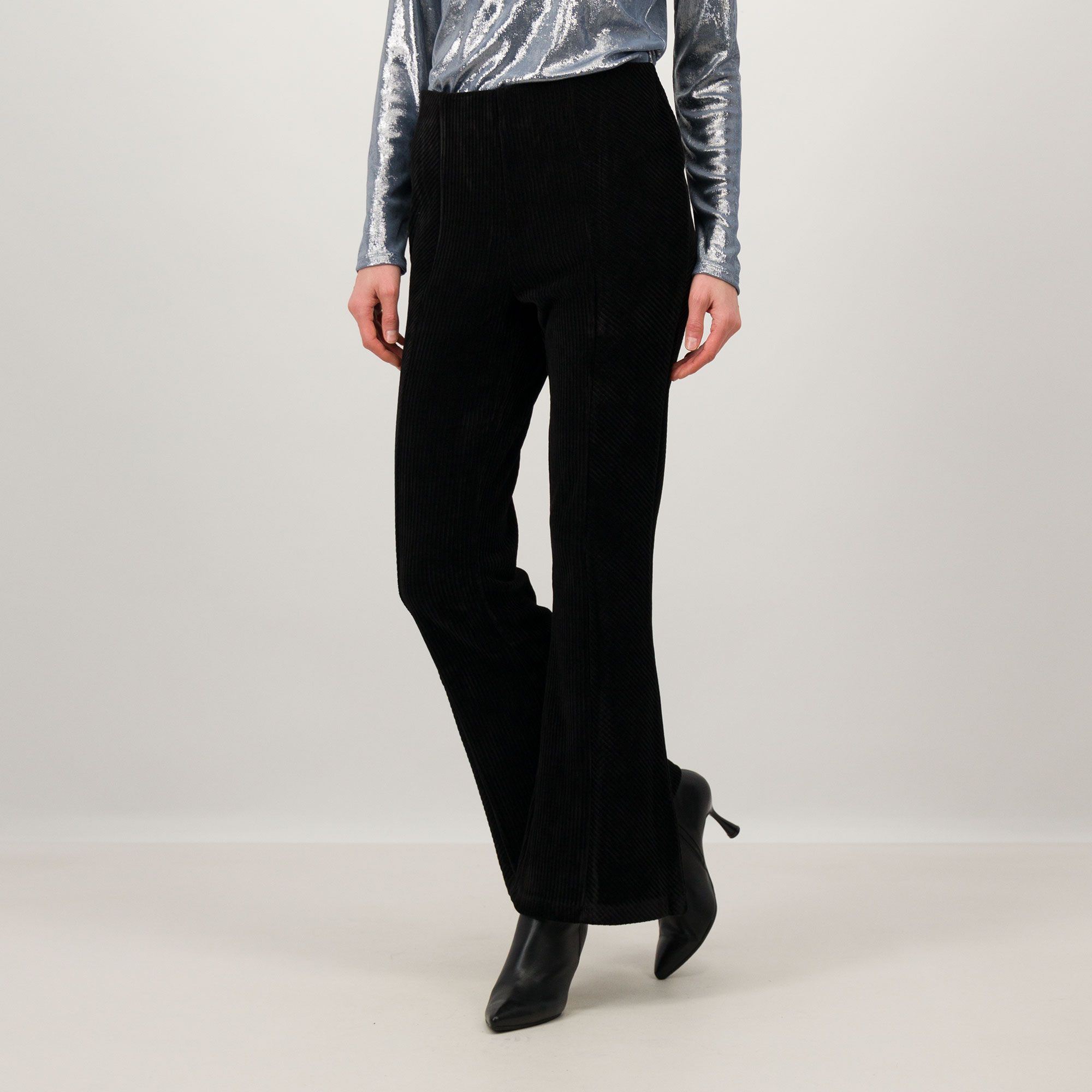 Parker & Rowe
Pantaloni a zampa in
velluto elasticizzato
con taglio centrale