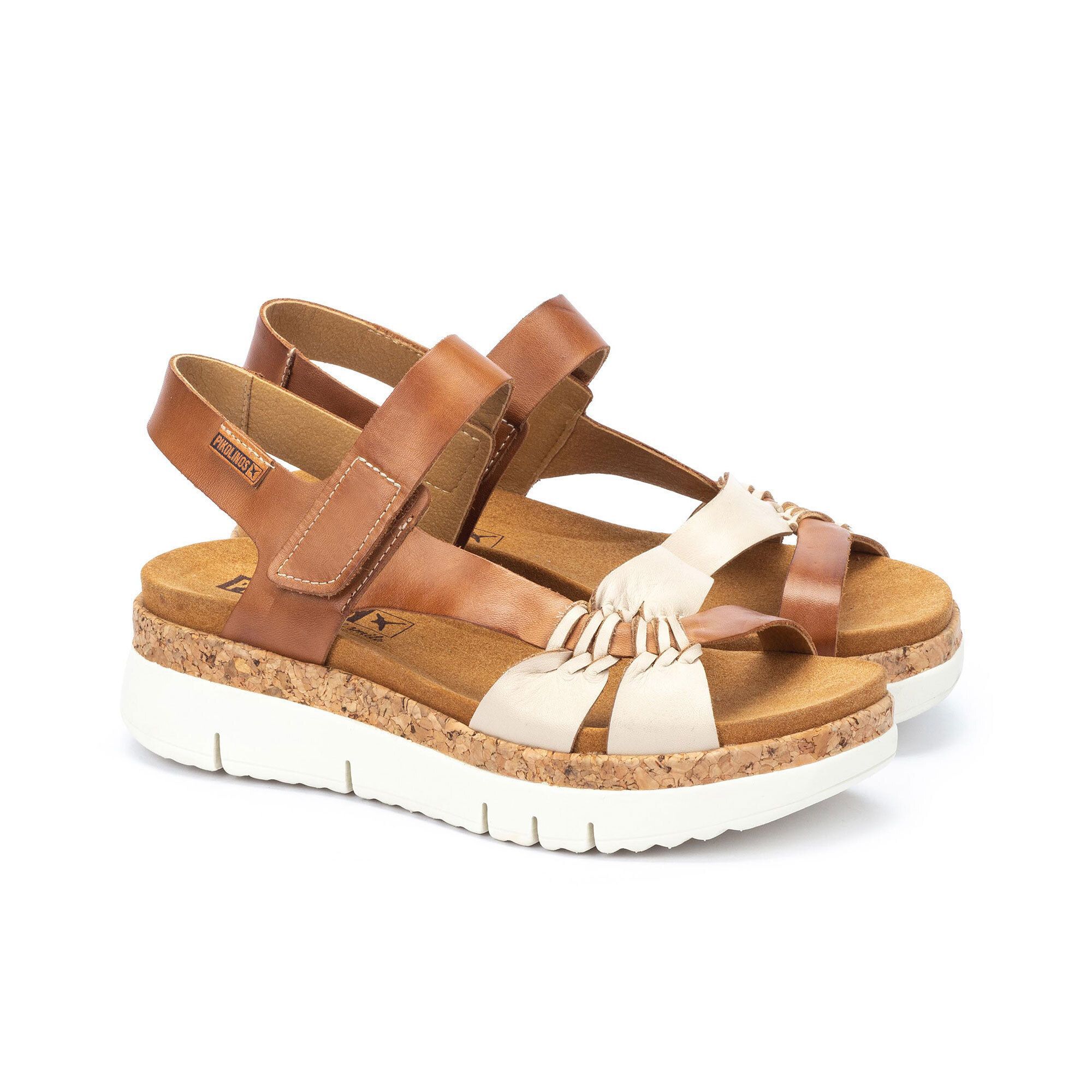 Pikolinos
Sandalo in pelle con
design asimmetrico e
zeppa
