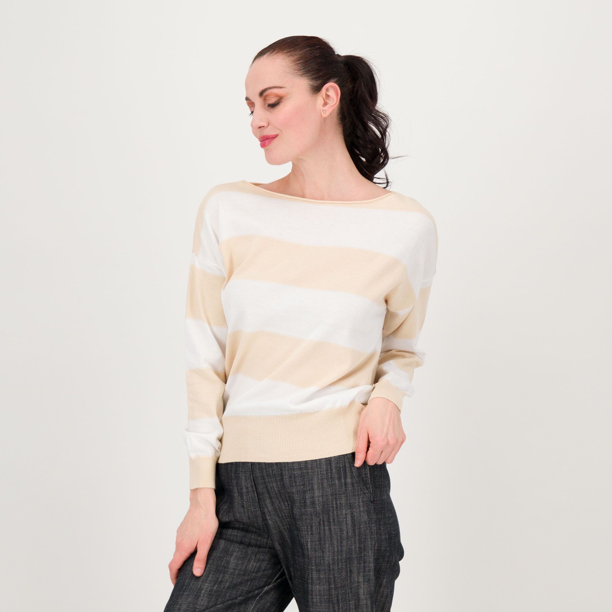 Enjoy Tricot
Maglia in filato di
cotone a righe con
costina nel polso