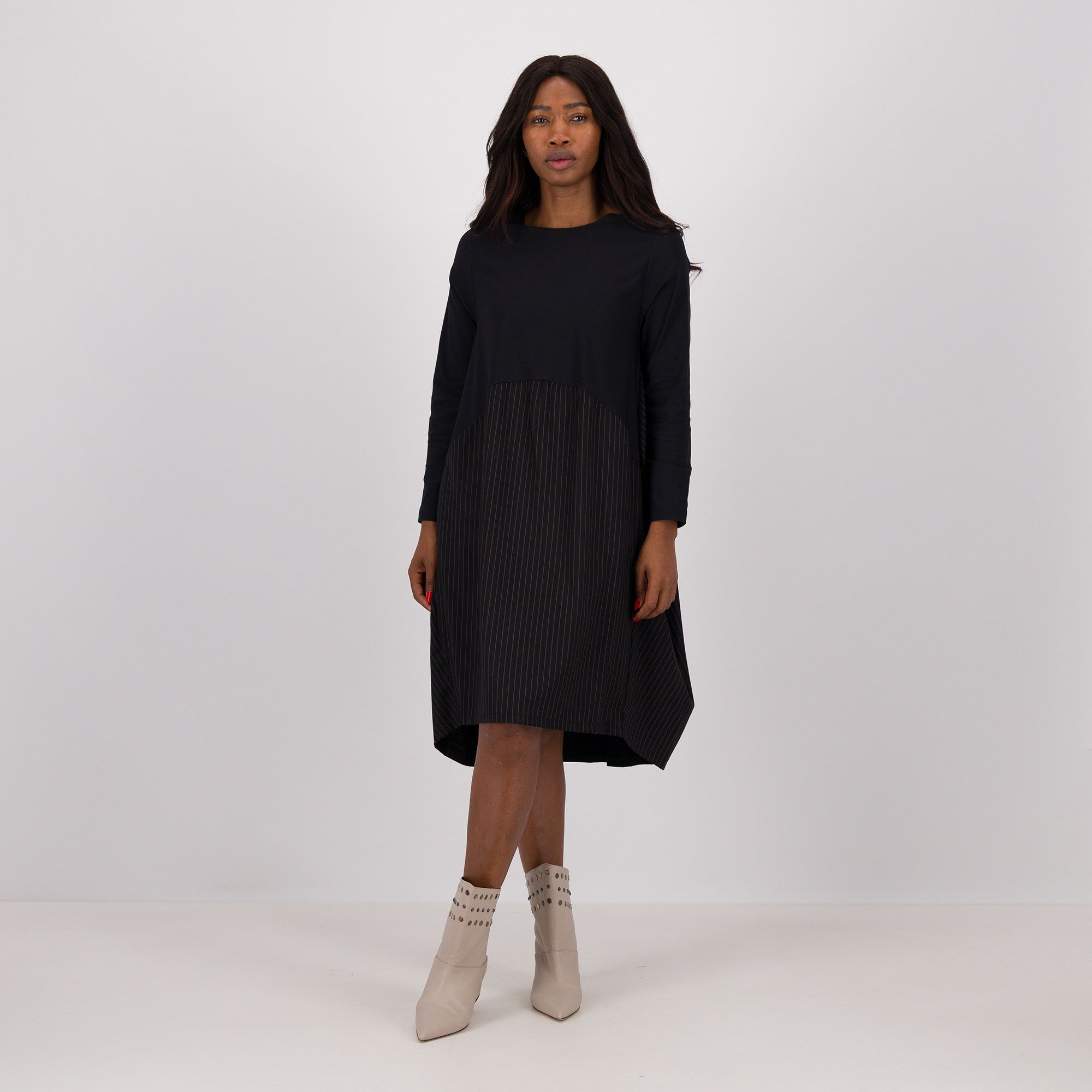 Rebeka Ross
Abito over bengalina
e tessuto gessato
con scollo a barca