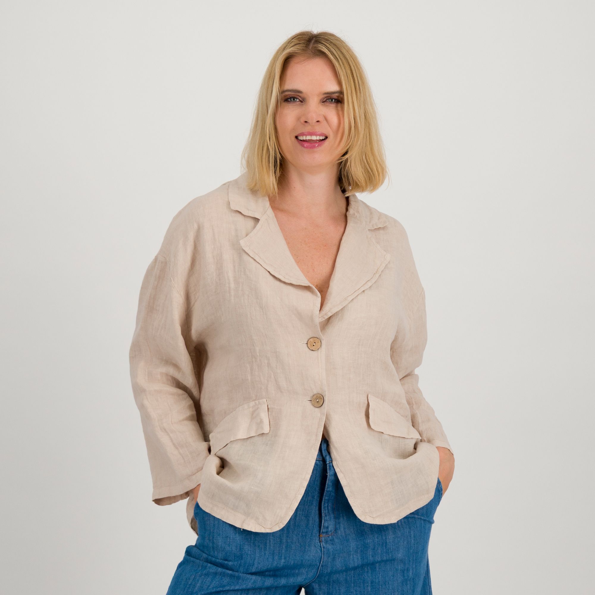 LUCREZIA SCIORTINO
Giacca in lino
maniche 3/4
e scollo rever