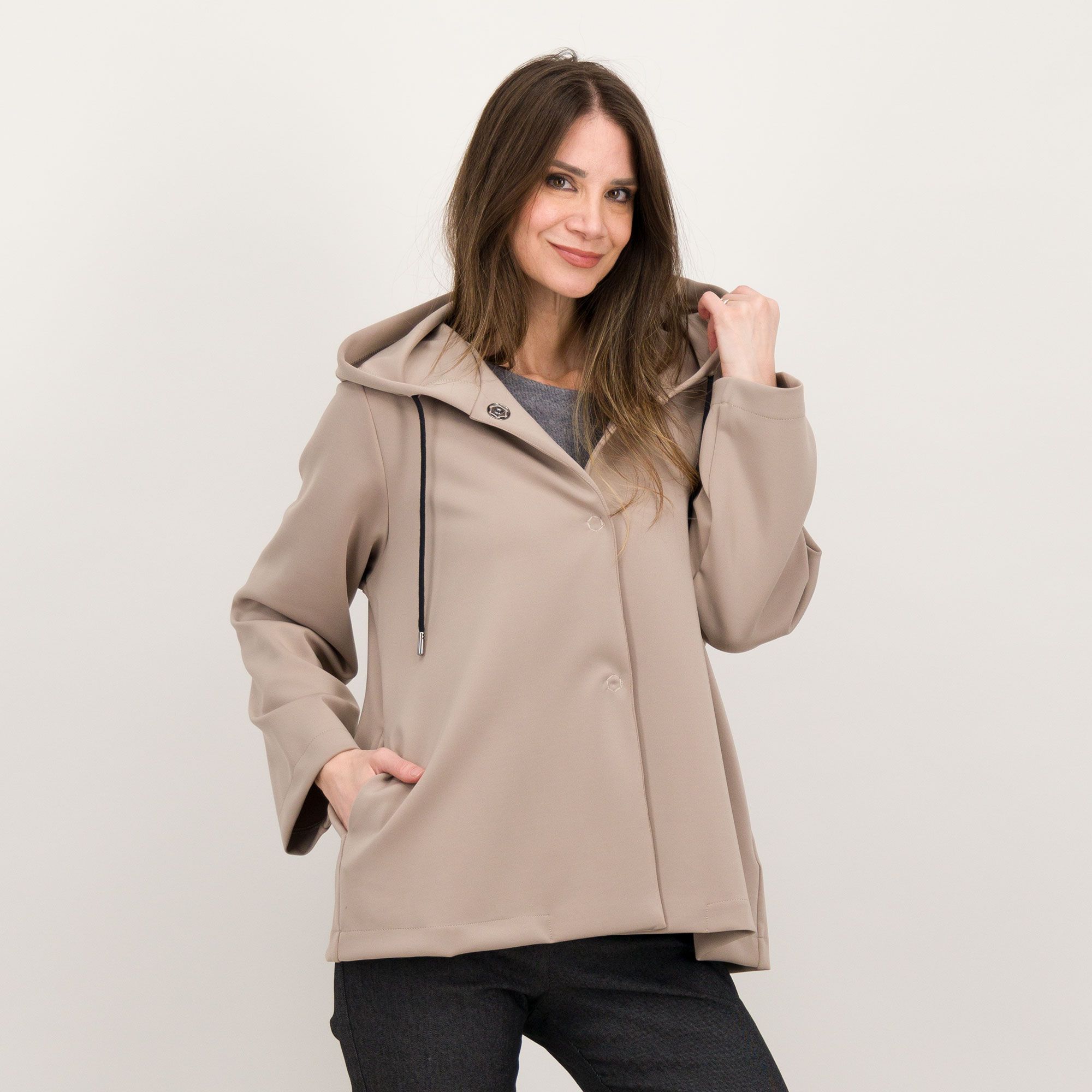 M’ama
Giacca in tessuto 
tecnico elasticizzato
con cappuccioo