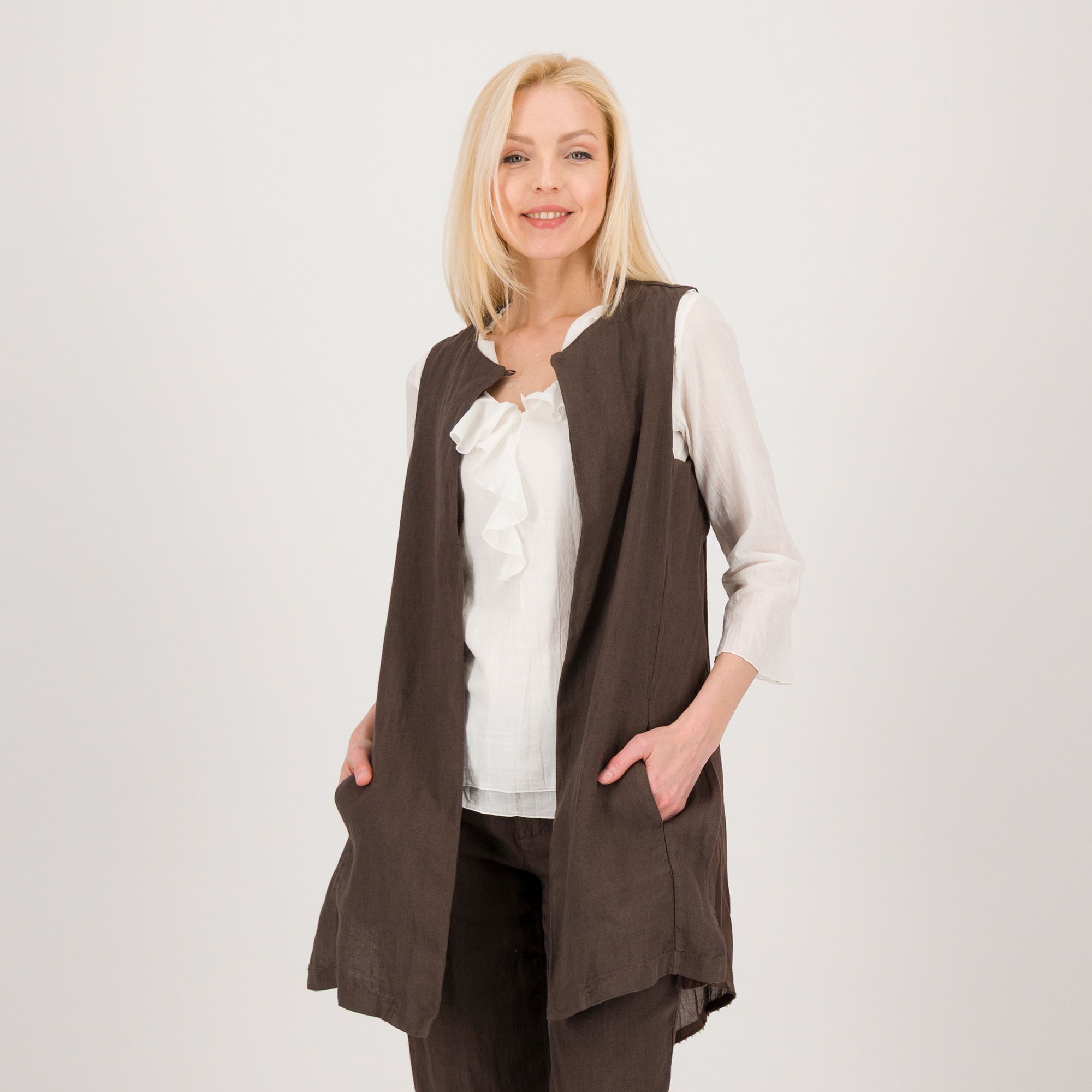 COLOUR LAB
Gilet lungo in lino
e mussola di cotone
con scollo tondo
