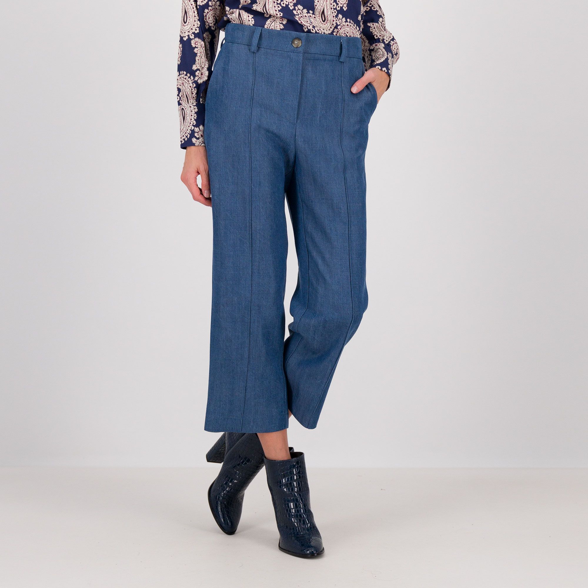 Olly Doo
Jeans cropped
in lyocell con
nervatura su gamba