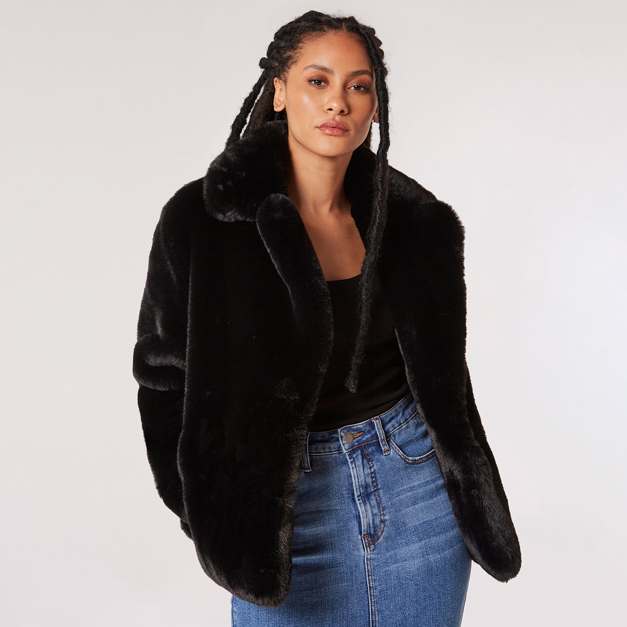 Apricot
Giacca in pelo
sintetico con collo
rever e tasche