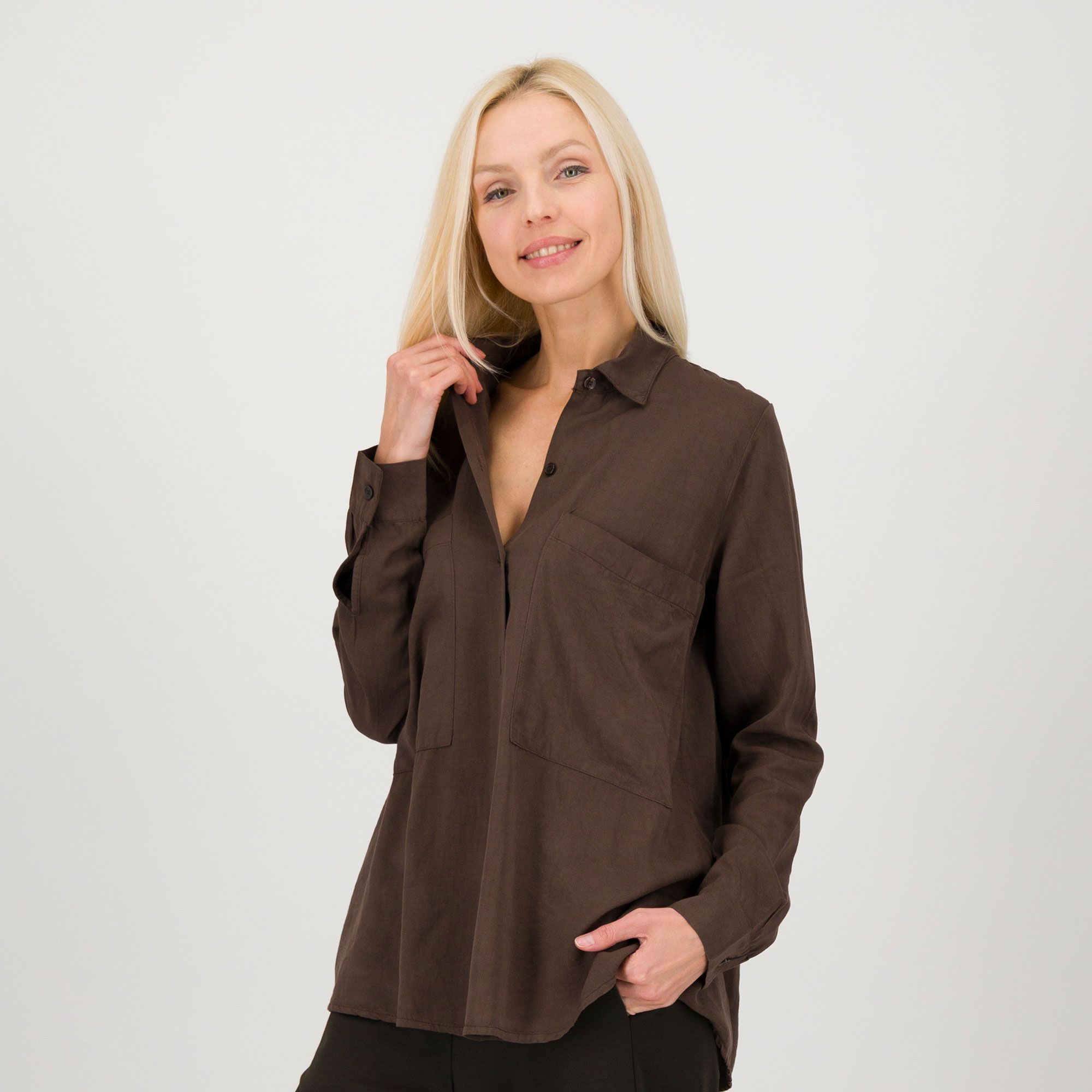 LUCREZIA SCIORTINO
Camicia in twill di
viscosa tinto capo
con tasconi applicati