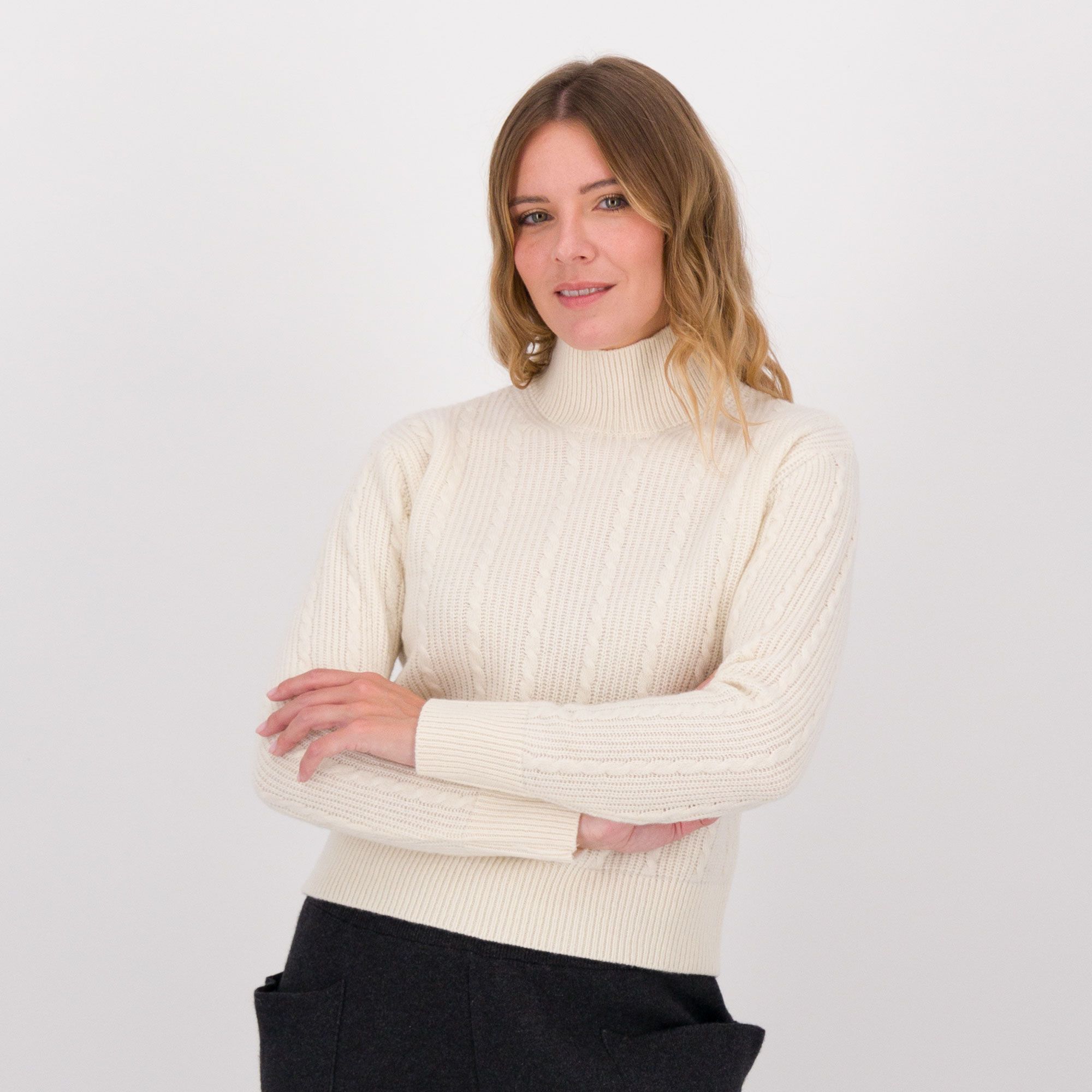 Hekla & Co
Maglione a collo alto
in lana 
con motivo a treccia