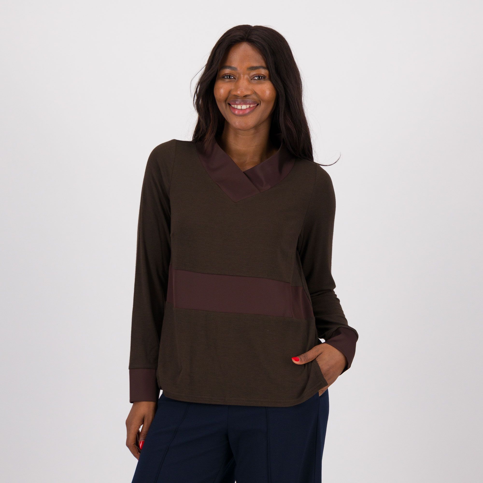 Caterina Lancini
Maglia in jersey
leggero con inserti
in raso