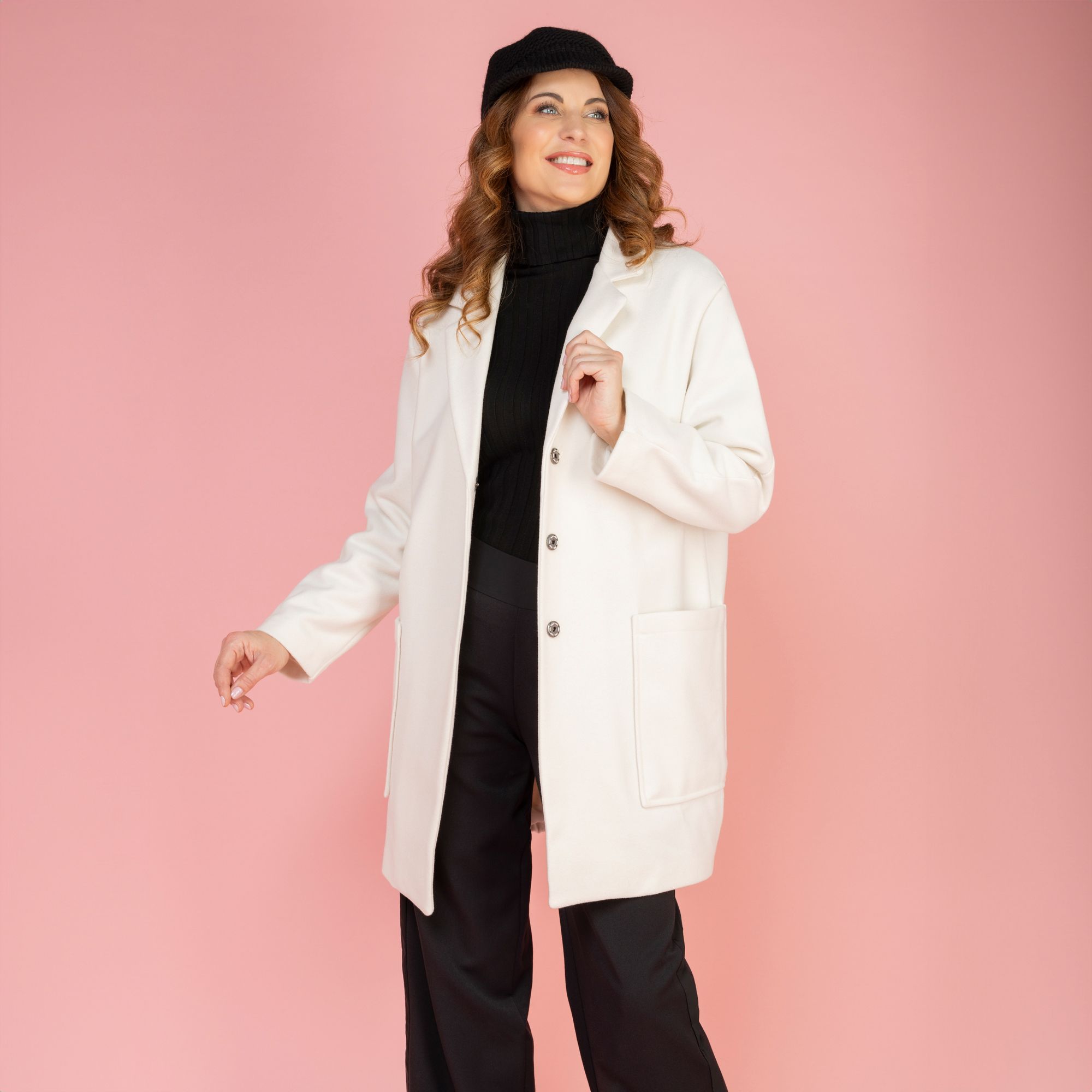 Lucrezia Sciortino
Cappotto in panno
con collo rever e
elastico al fondo