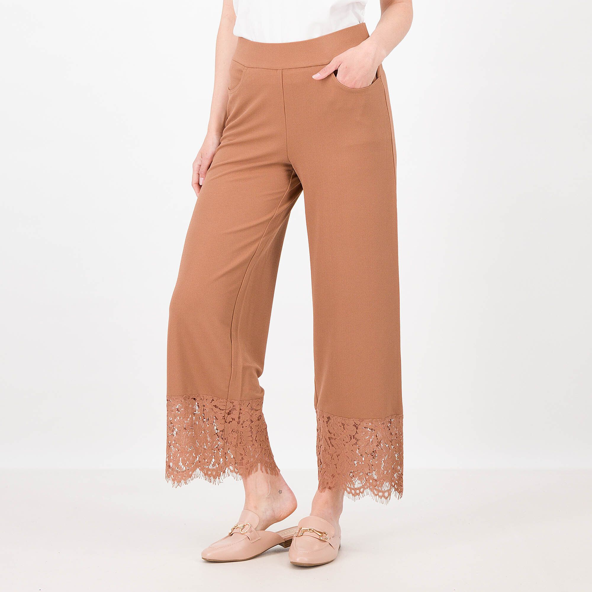 Isaac Mizrahi Live
Pantaloni cropped
linea ampia con orlo
in pizzo