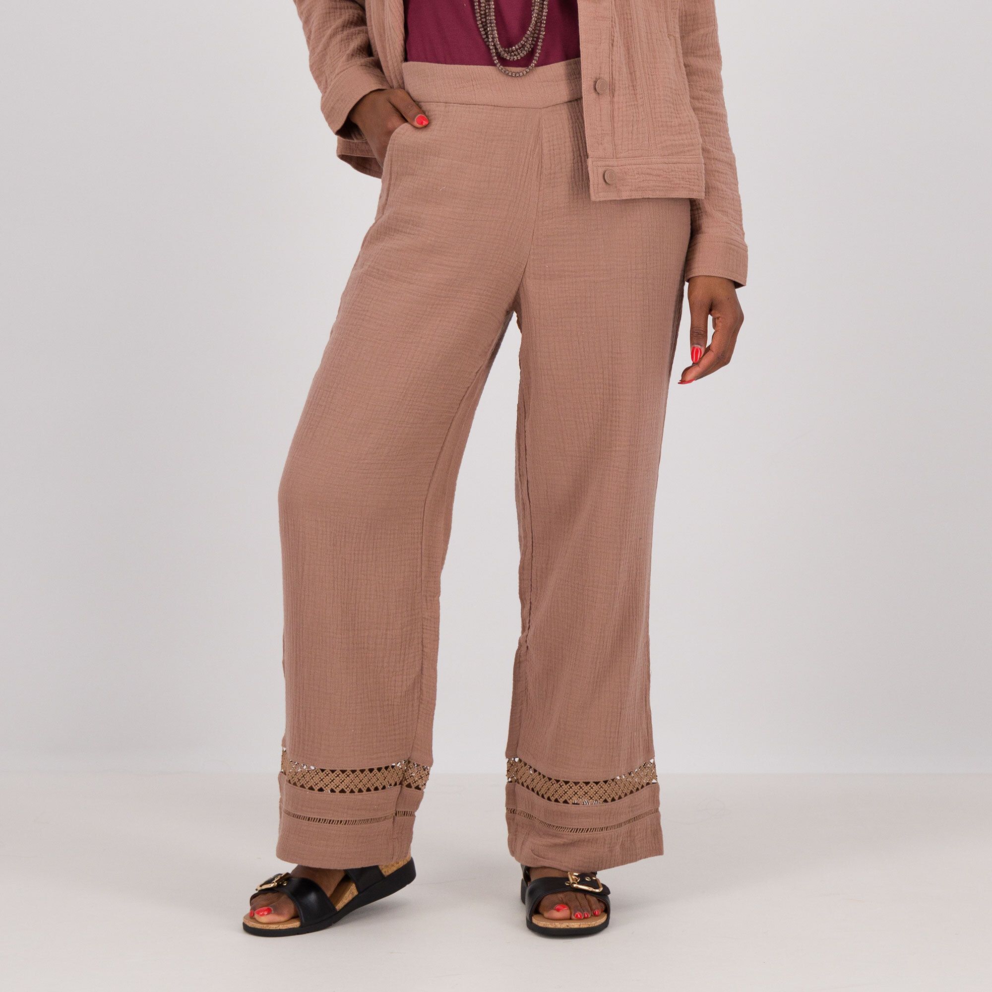 Isaac Mizrahi Live!
Pantaloni a gamba
larga in garza con
inserti in pizzo