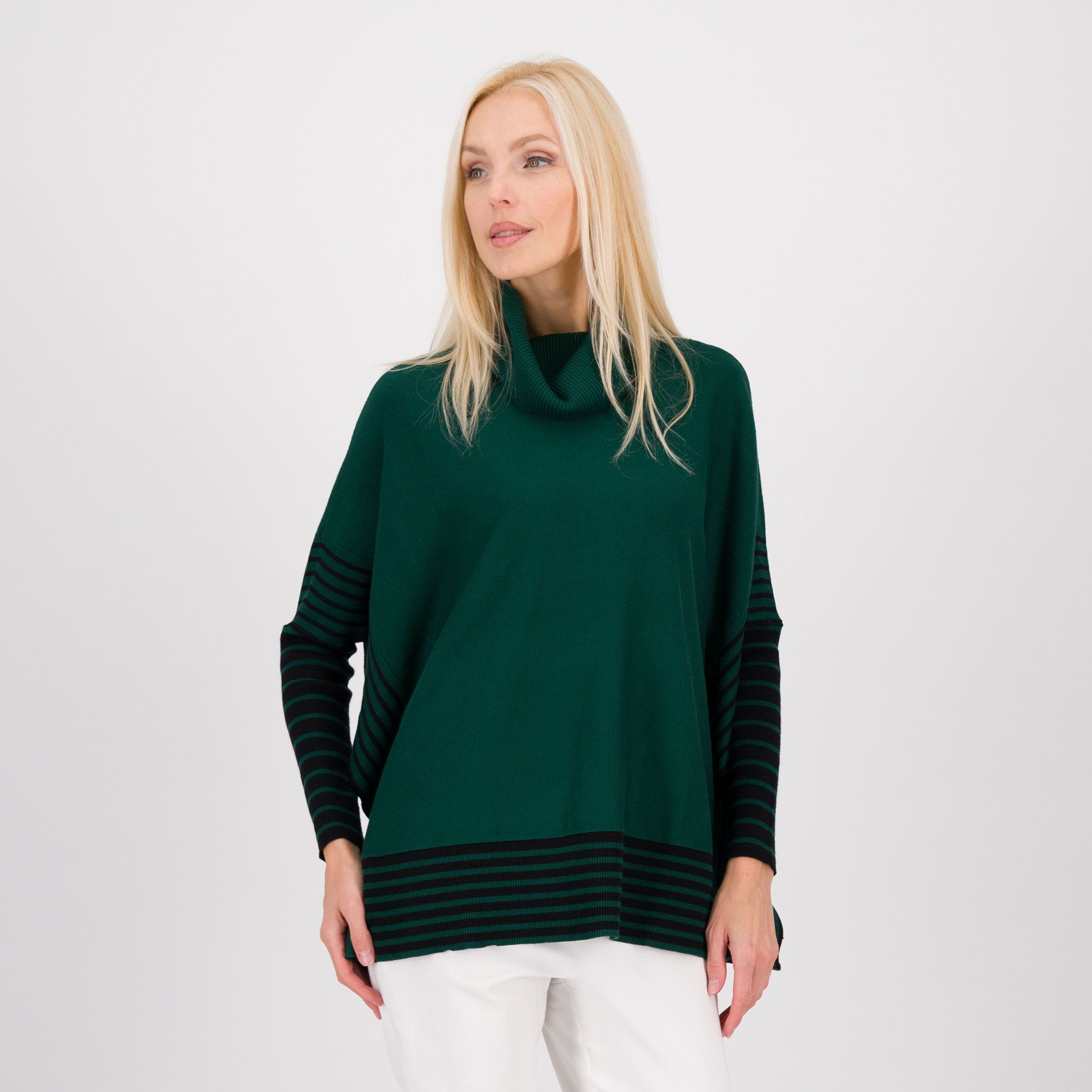 Nina Leonard
Maglia a poncho 
con collo ad anello
e maniche lunghe