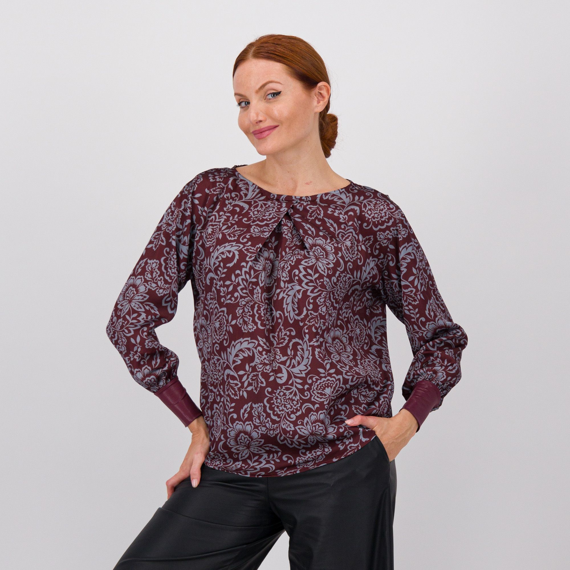 Bianca Della Torre
Blusa in raso
fantasia con inserti
in tessuto spalmato