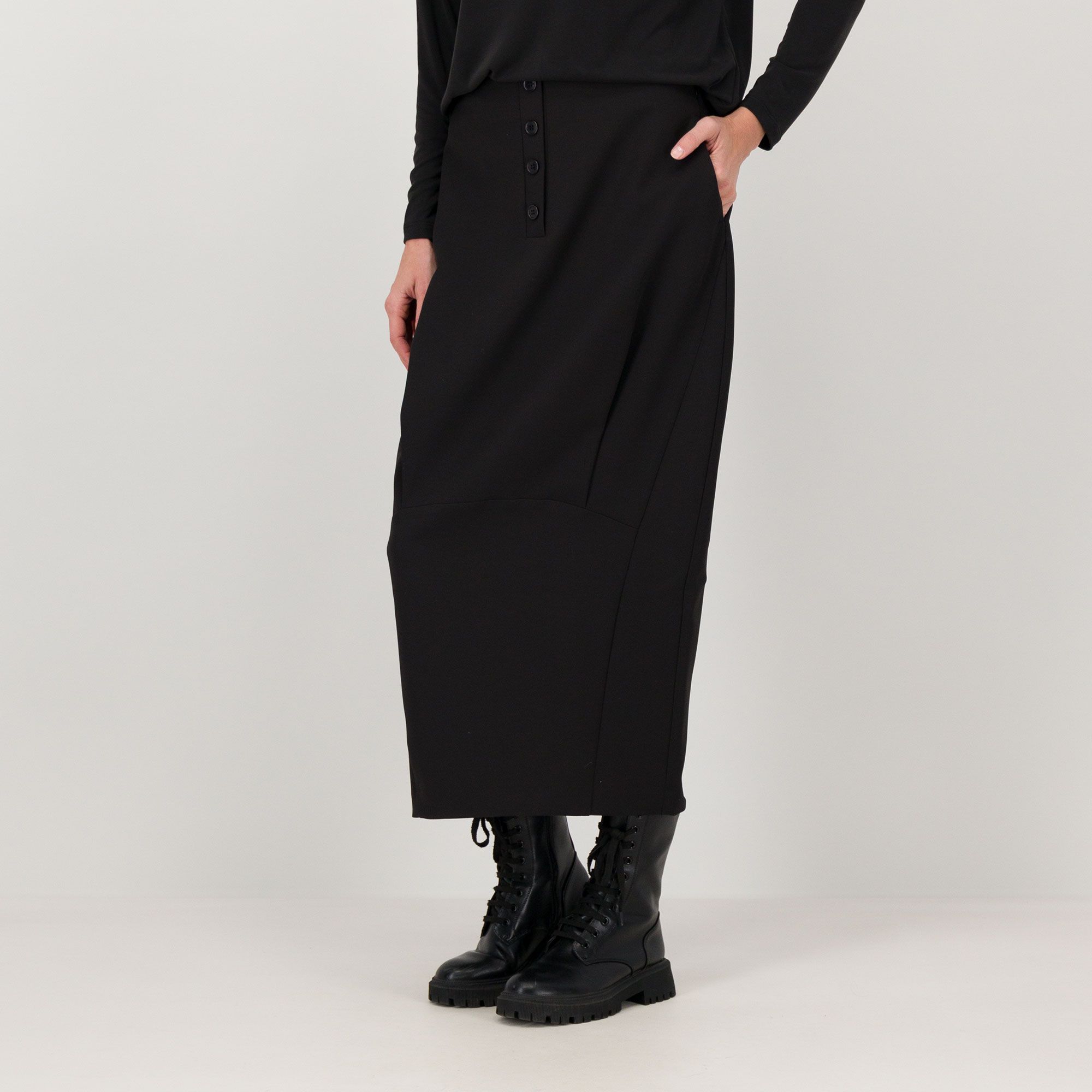 Caterina Lancini
Gonna lunga tessuto
bi-stretch con finta
abbottonatura