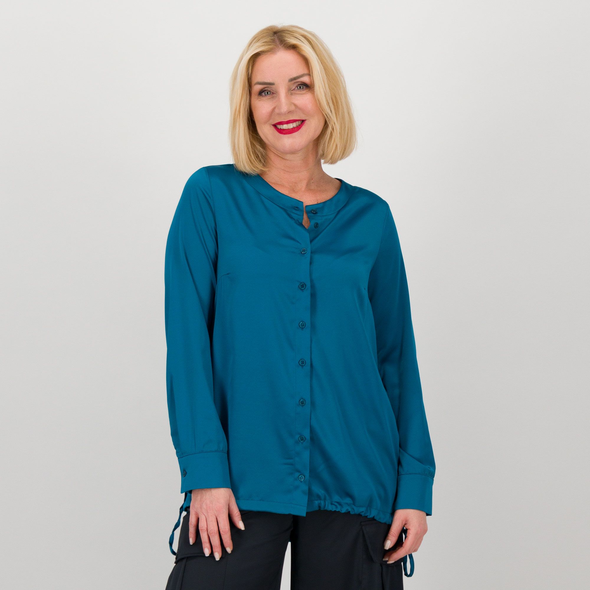 Caterina Lancini
Camicia in raso
con collo alla
coreana e coulisse