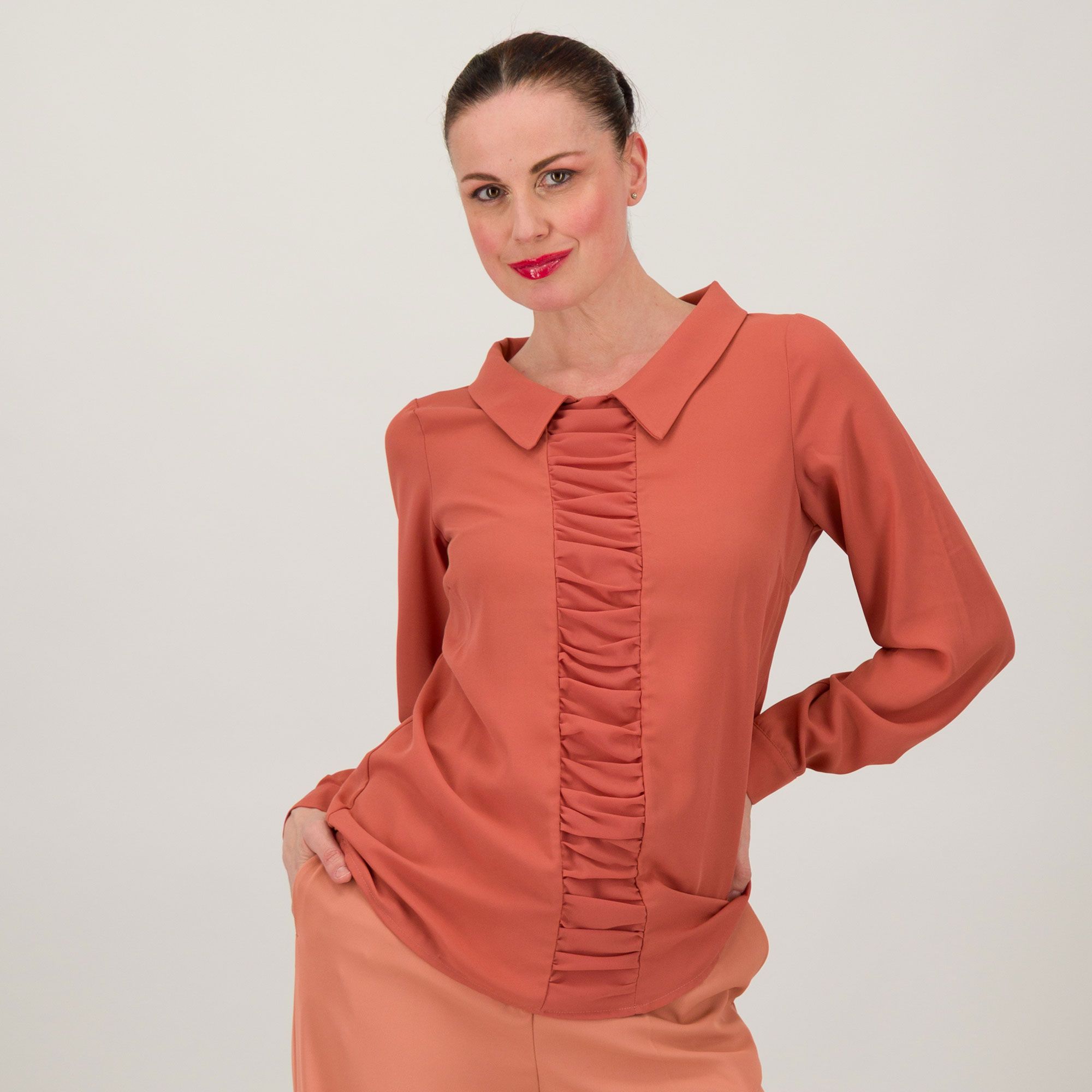 Caterina Lancini
Blusa in georgette
con collo a camicia
a maniche lunghe