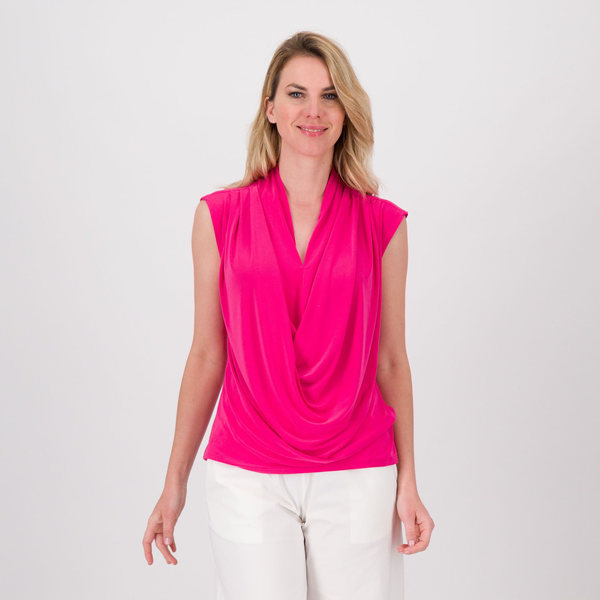 Nina Leonard
Top smanicato con 
spalla scesa e 
motivo di drappeggio
frontale.