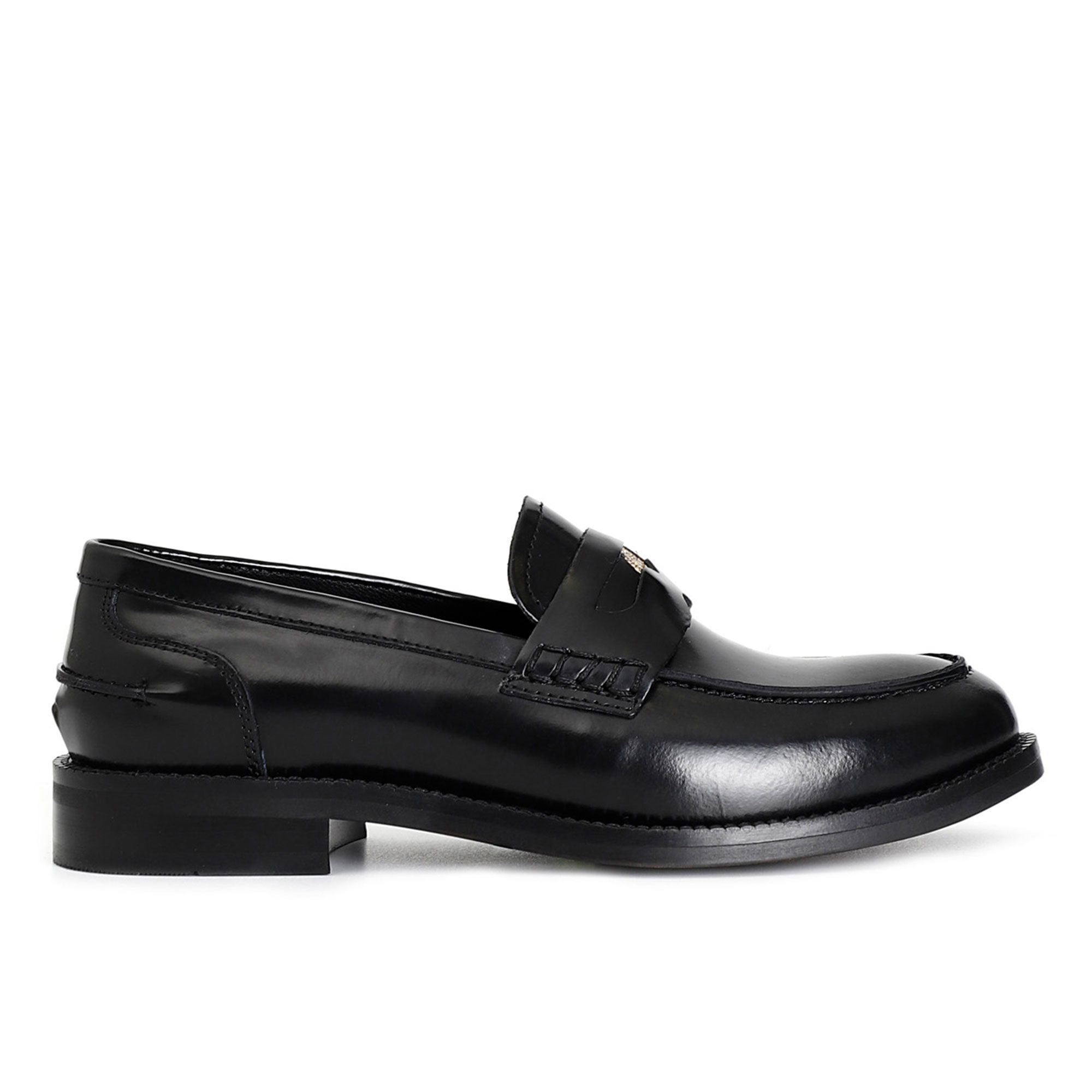 Cafè Noir
Mocassini in pelle
con tacco 2,5 cm
e medaglietta