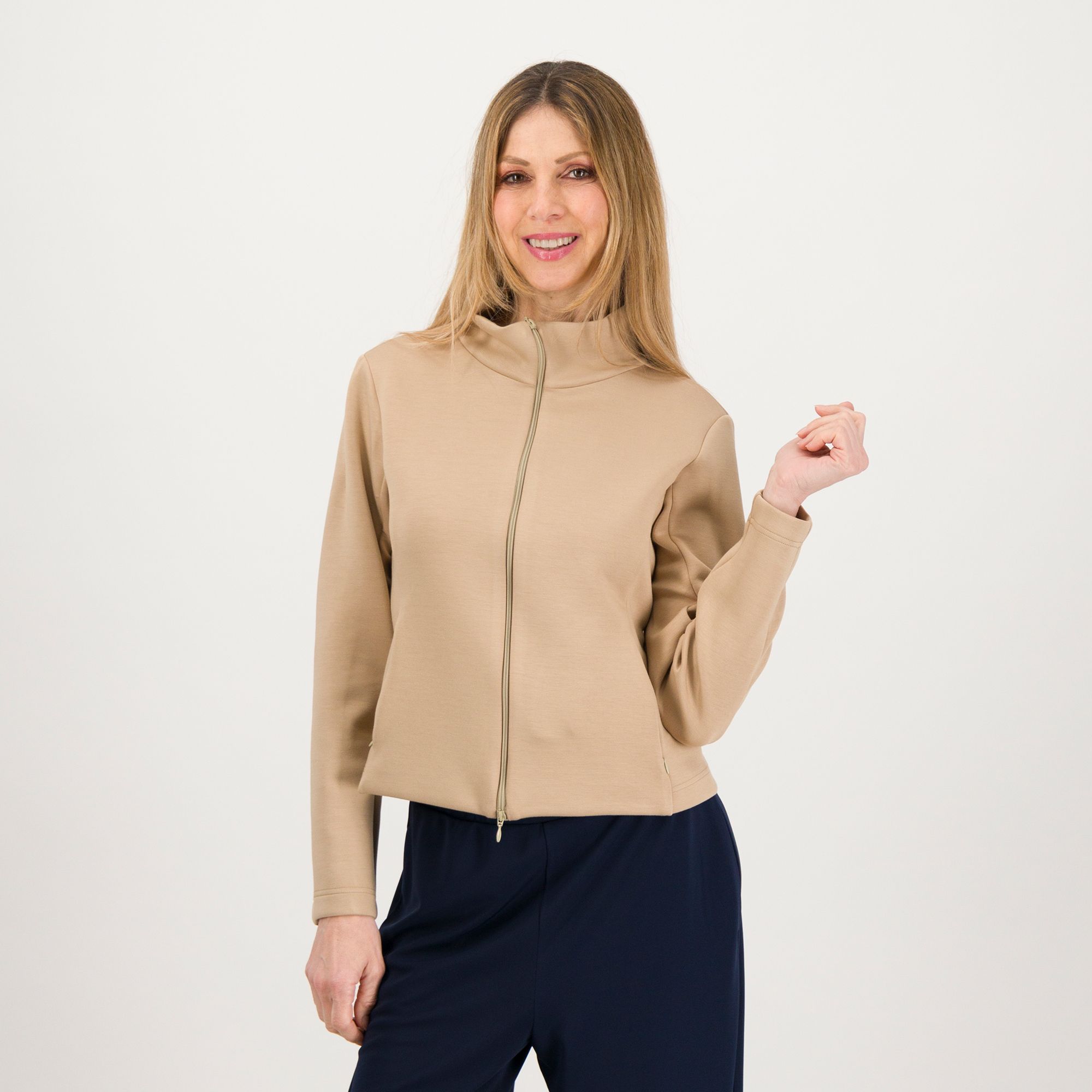 Caterina Lancini
Giubbino in tessuto
tecnico con scollo a
camicia e tasche