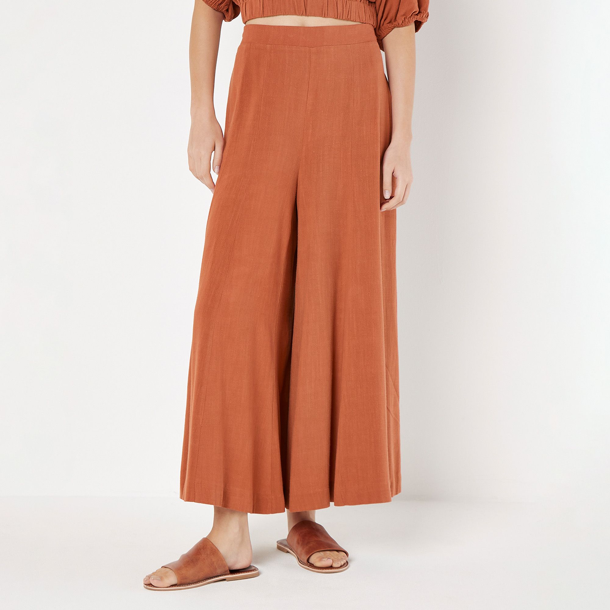 APRICOT
Pantapalazzo in
viscosa con lino
elastico in vita
