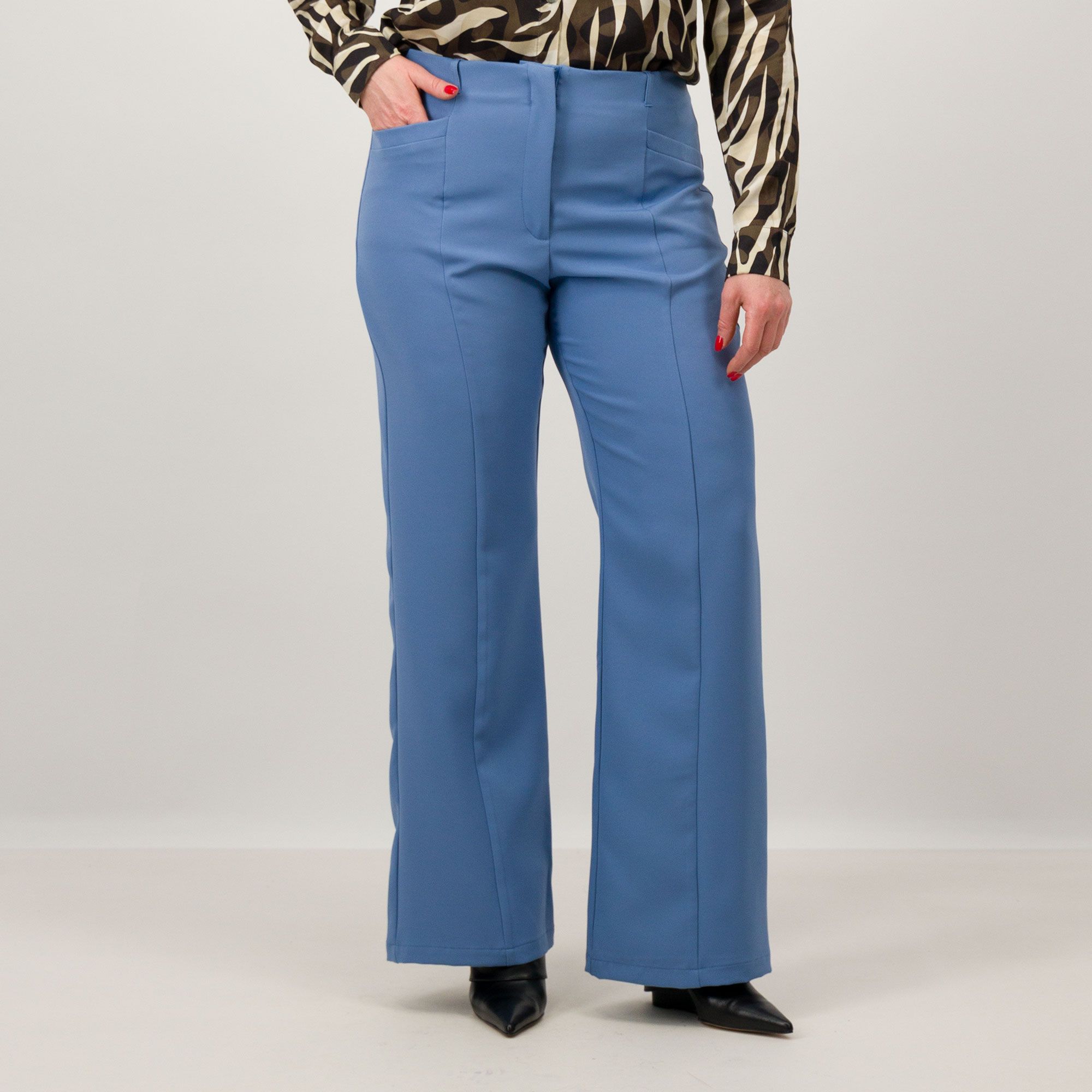 Officina della Moda
Pantaloni ampi
in tessuto bi-stretch
con nervatura