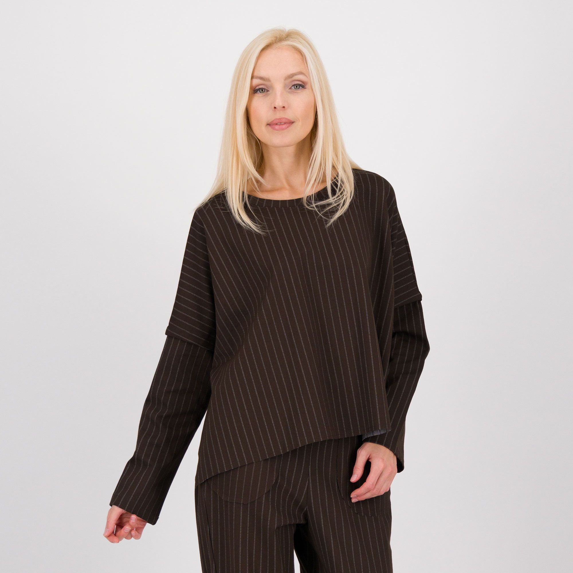 LUCREZIA SCIORTINO
Maglia in punto
Milano gessato
con maniche lunghe