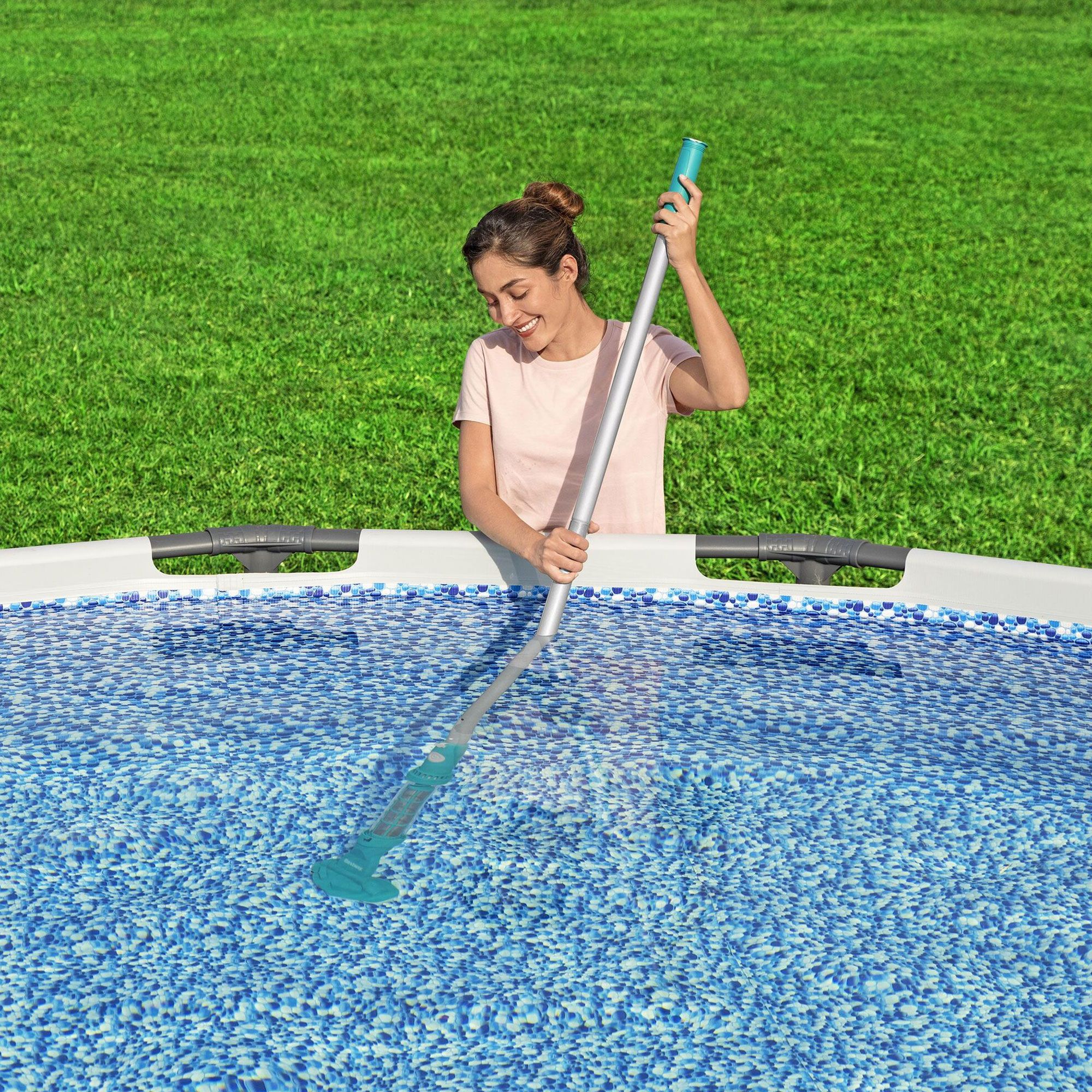 Bestway
Aspiratore AquaSurge
ricaricabile per
piscine fino a 610cm