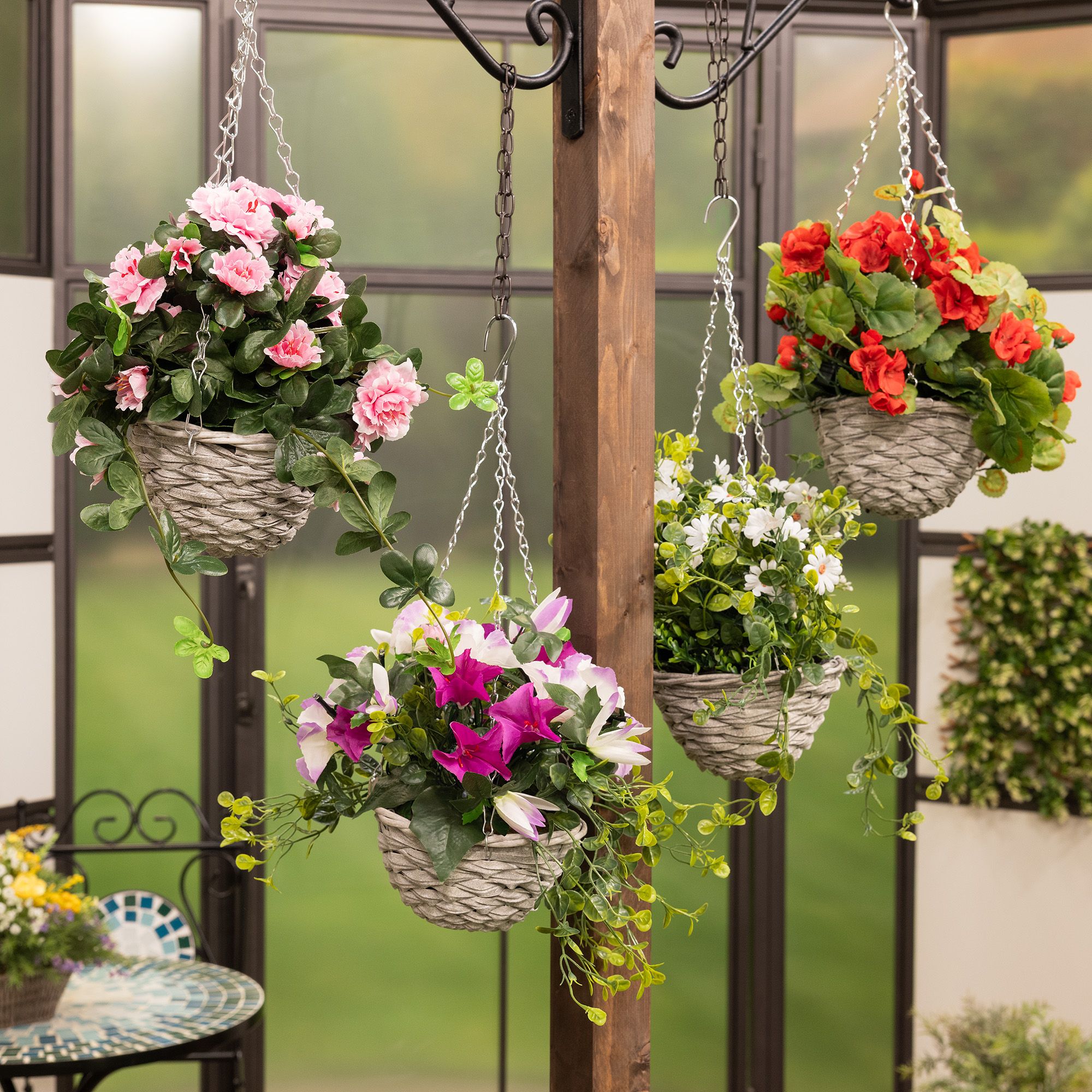  Garden Stories
Cesto appeso
con fiori artificiali
e LED