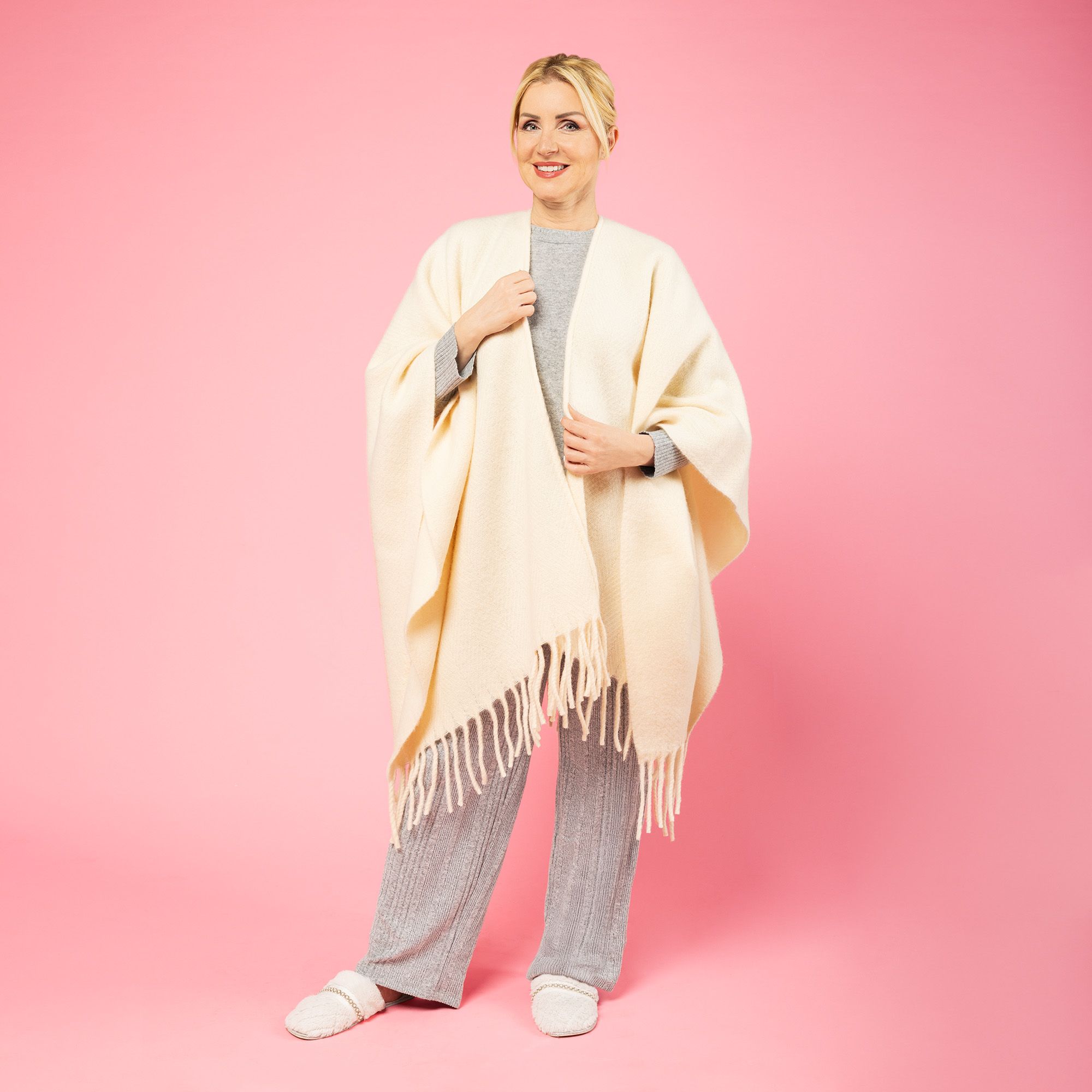 Marzotto Home
Poncho Atena
in lana vergine
con frange