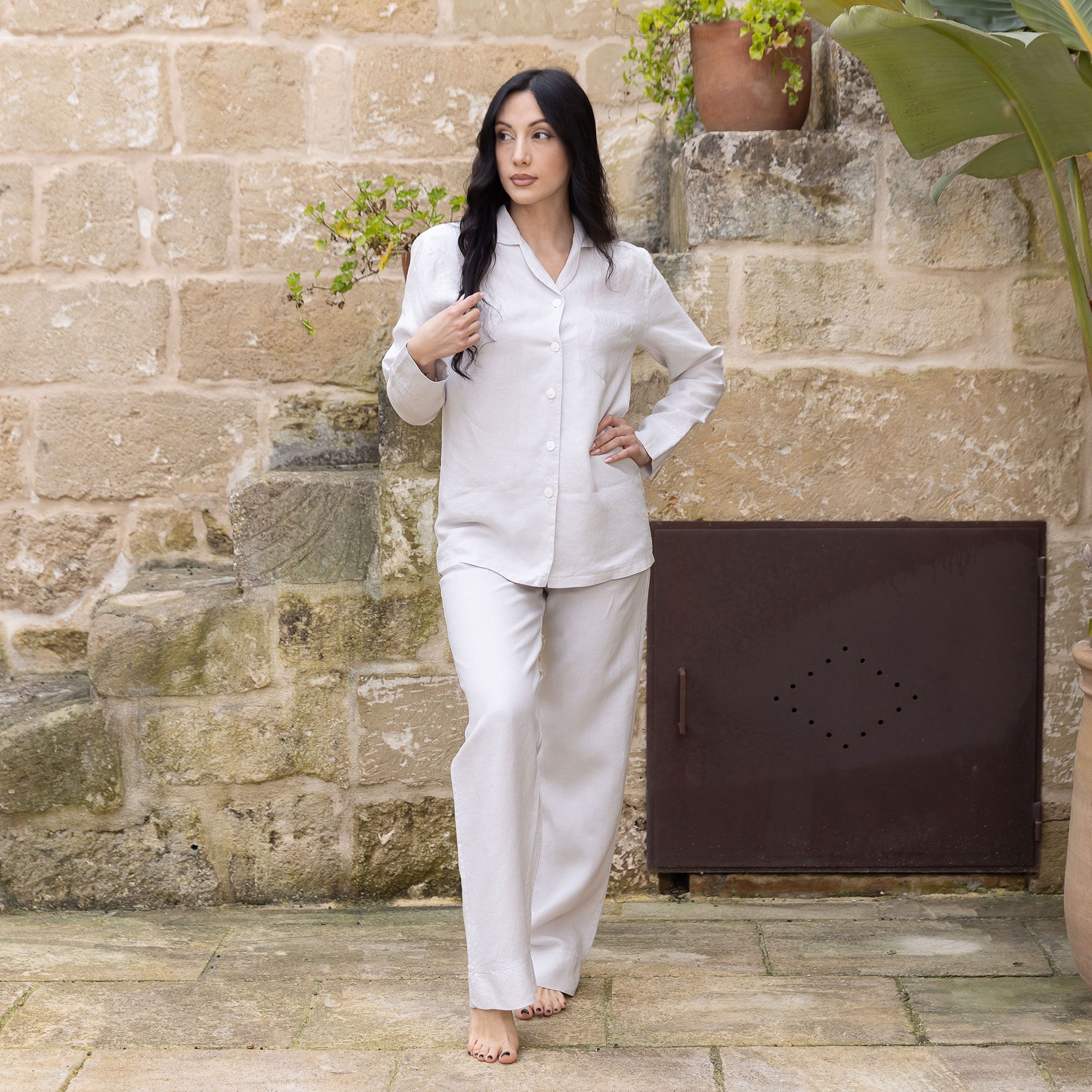 Ferò
Pigiama in lino
composto da giacca
camicia e pantaloni