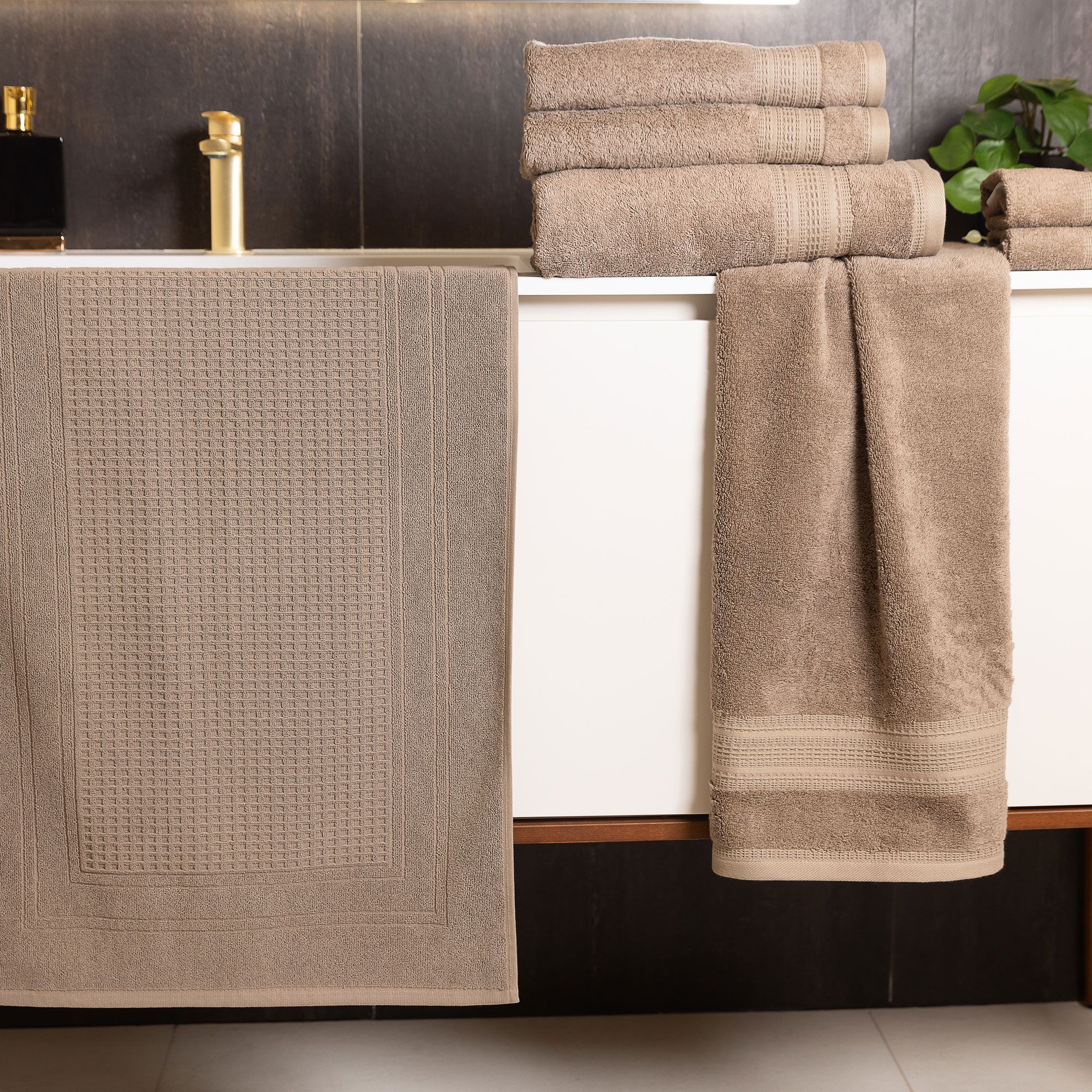 Ferò
Set Eden: 2 lavette
4 asciugamani
e un tappeto bagno