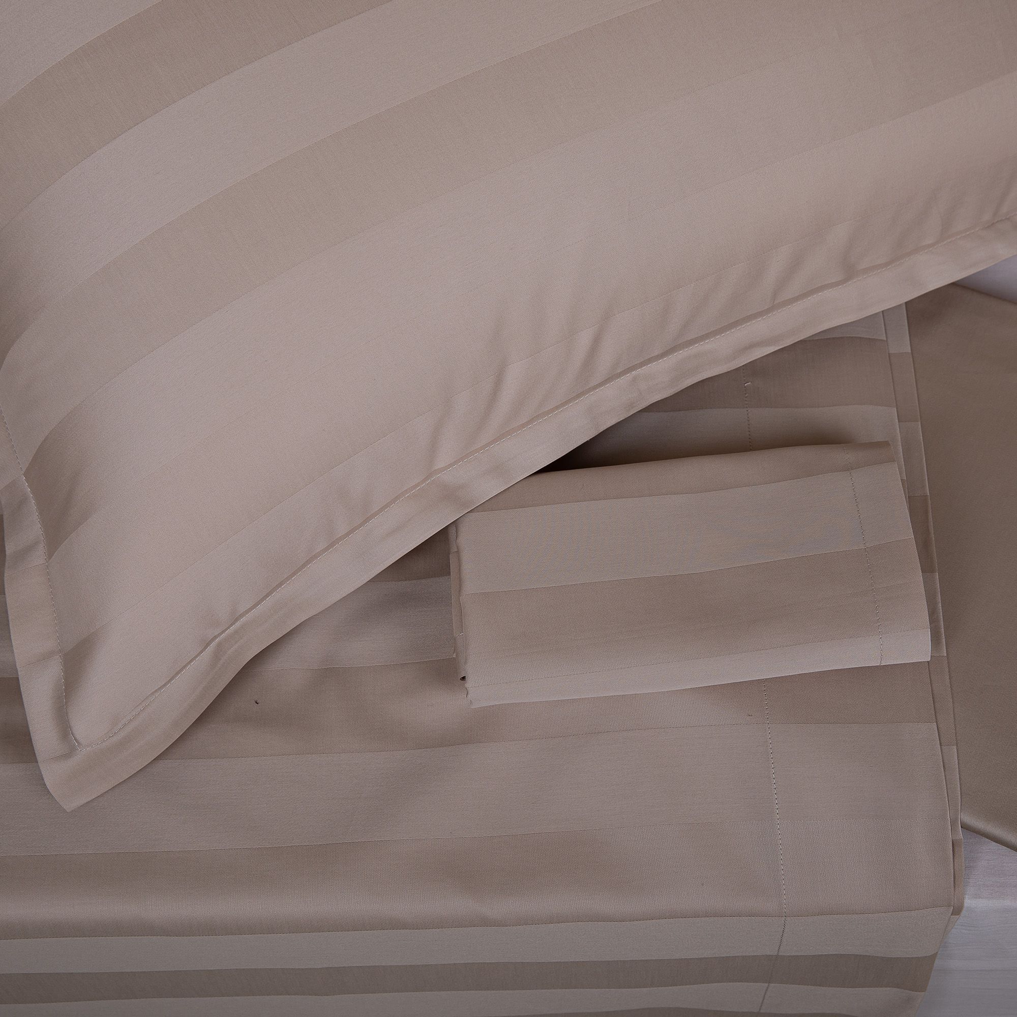Ferò
Completo letto
Andromeda in raso
a righe 300TC