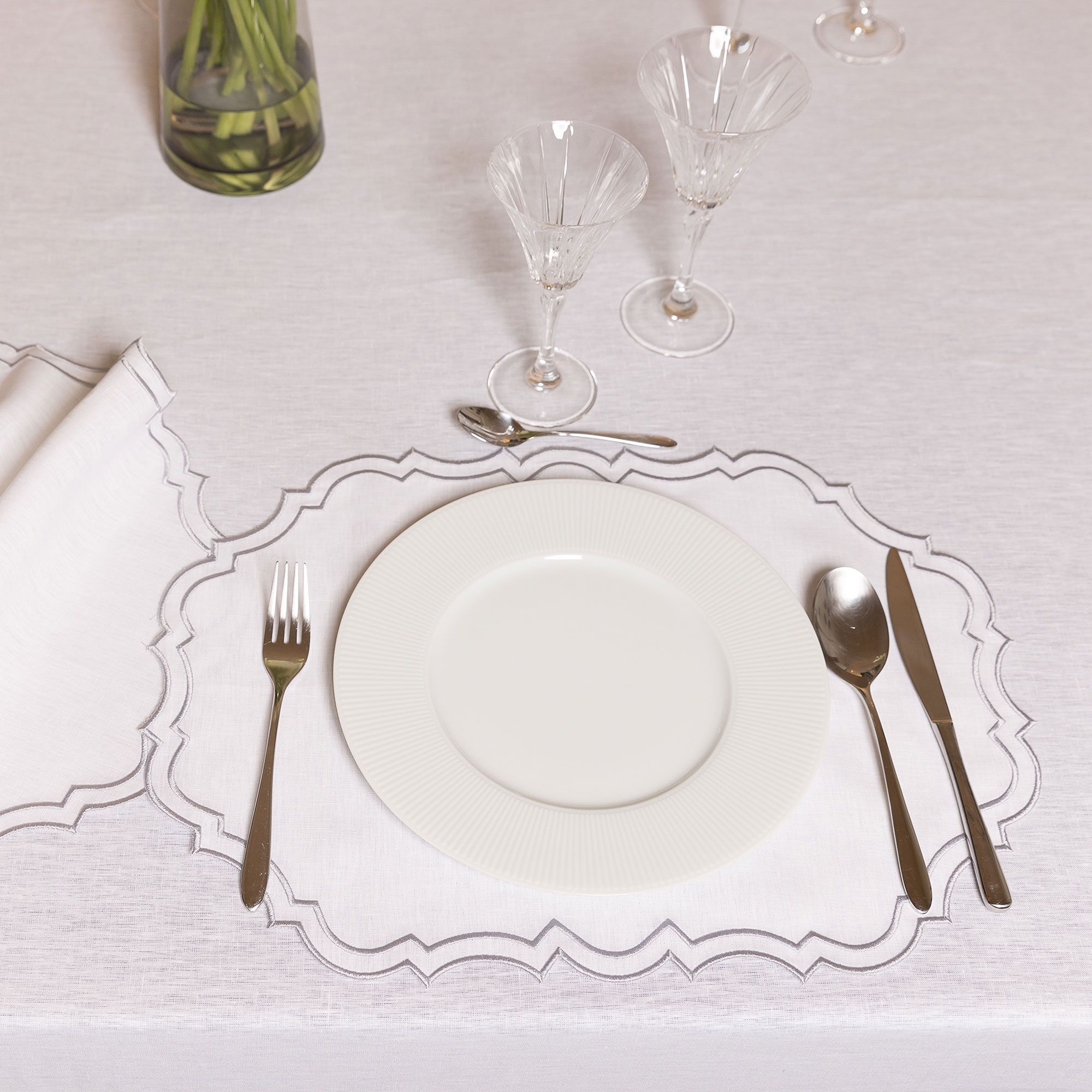 Ferò
Set 2 tovagliette
ovali in puro lino
con doppio ricamo