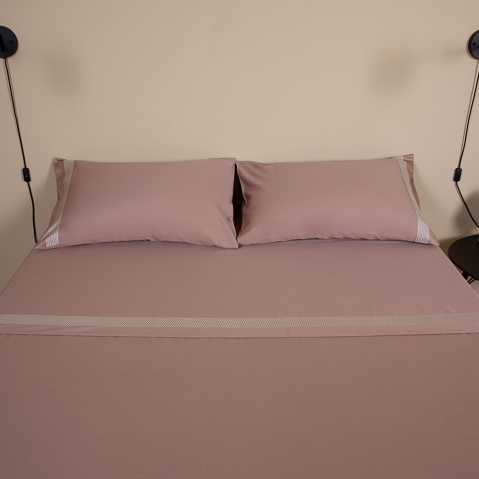 Ferò
Ricamo Completo
letto matrimoniale
in raso