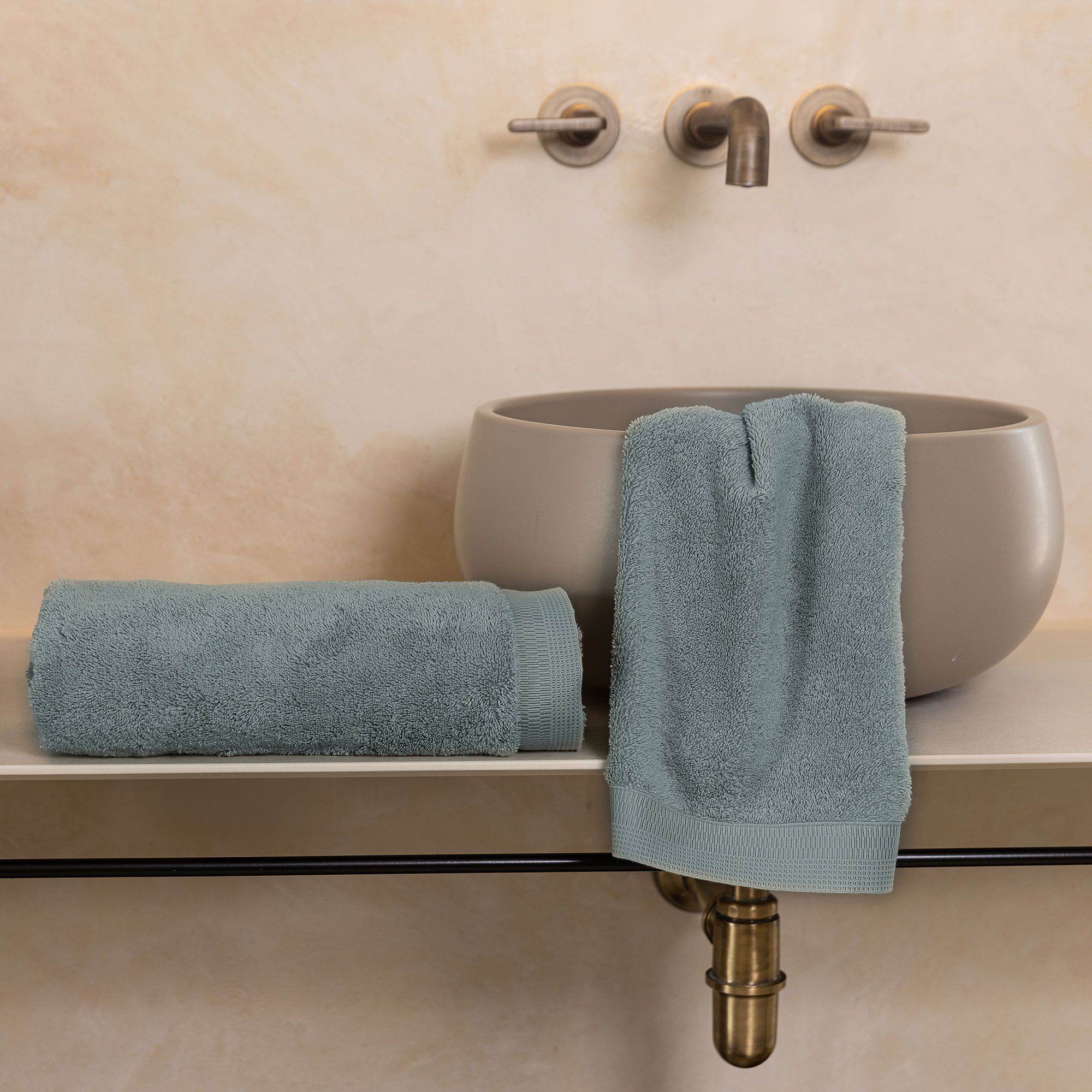 Ferò
Coppia di asciugamani
Dea in cotone low
twist 600gr