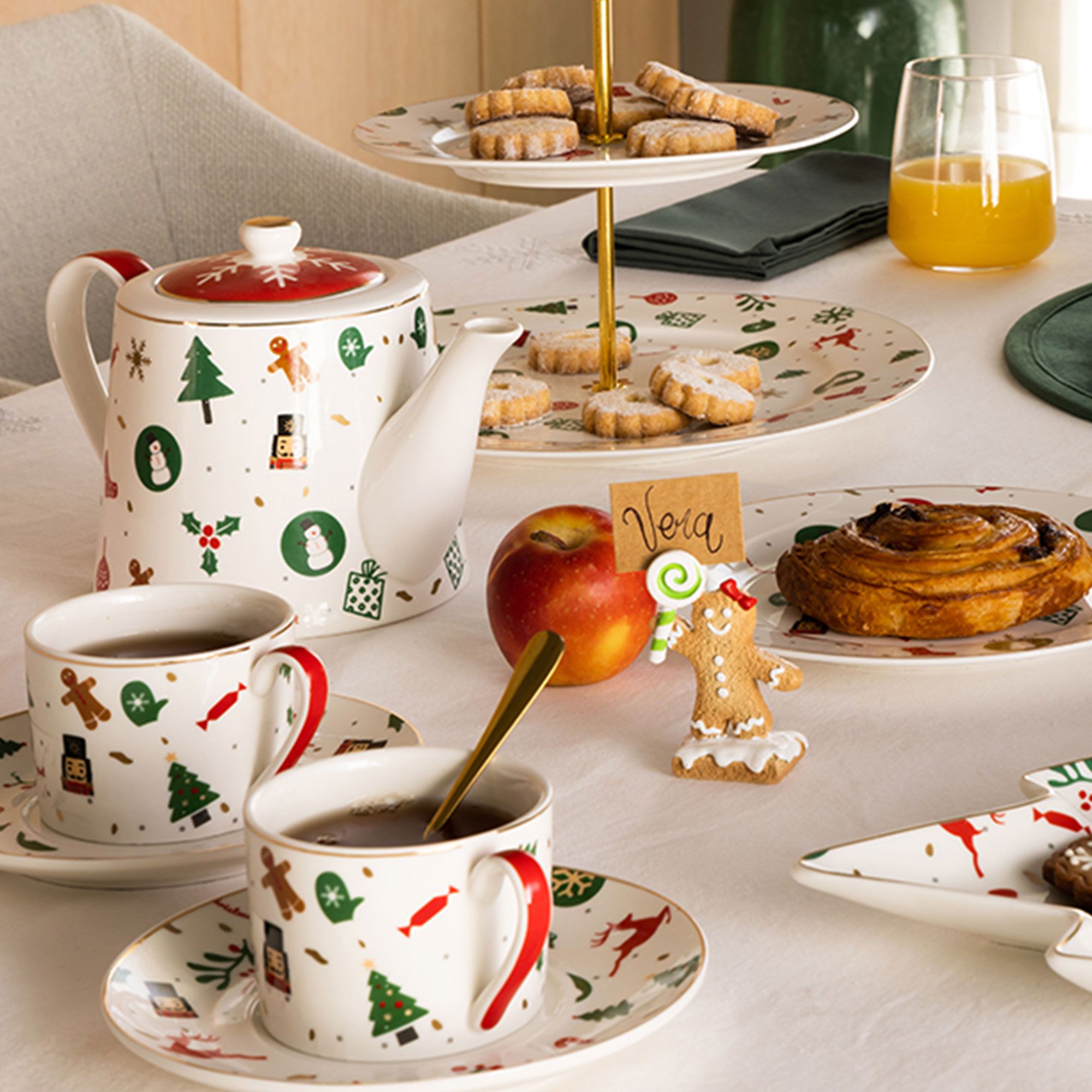 Villa Altachiara
Set 4 tazze da tè
Fantasia del Natale
new bone china