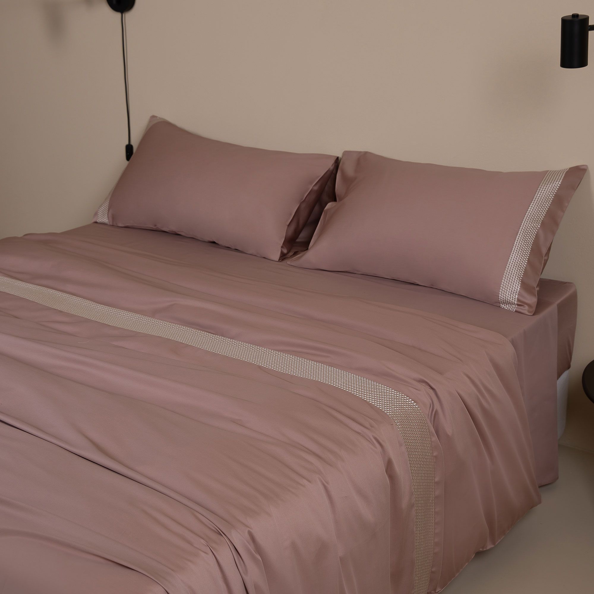 Ferò
Ricamo Parure
copripiumino
matrimoniale in raso