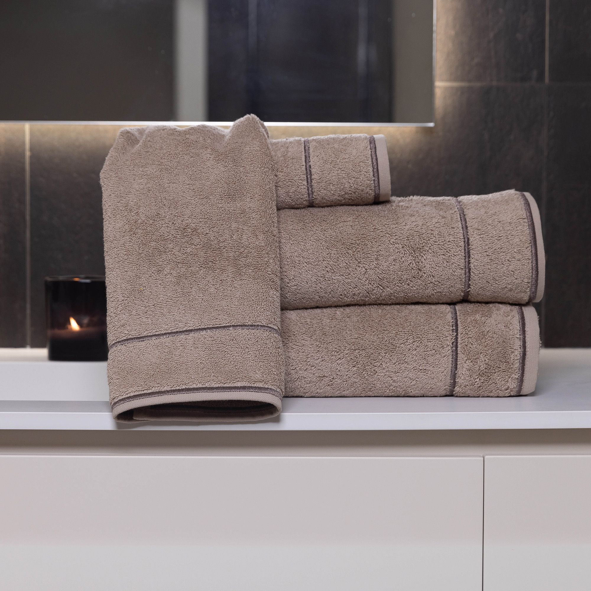 Ferò
Set asciugamani
Emotion 100% cotone
(2 viso, 2 ospite)