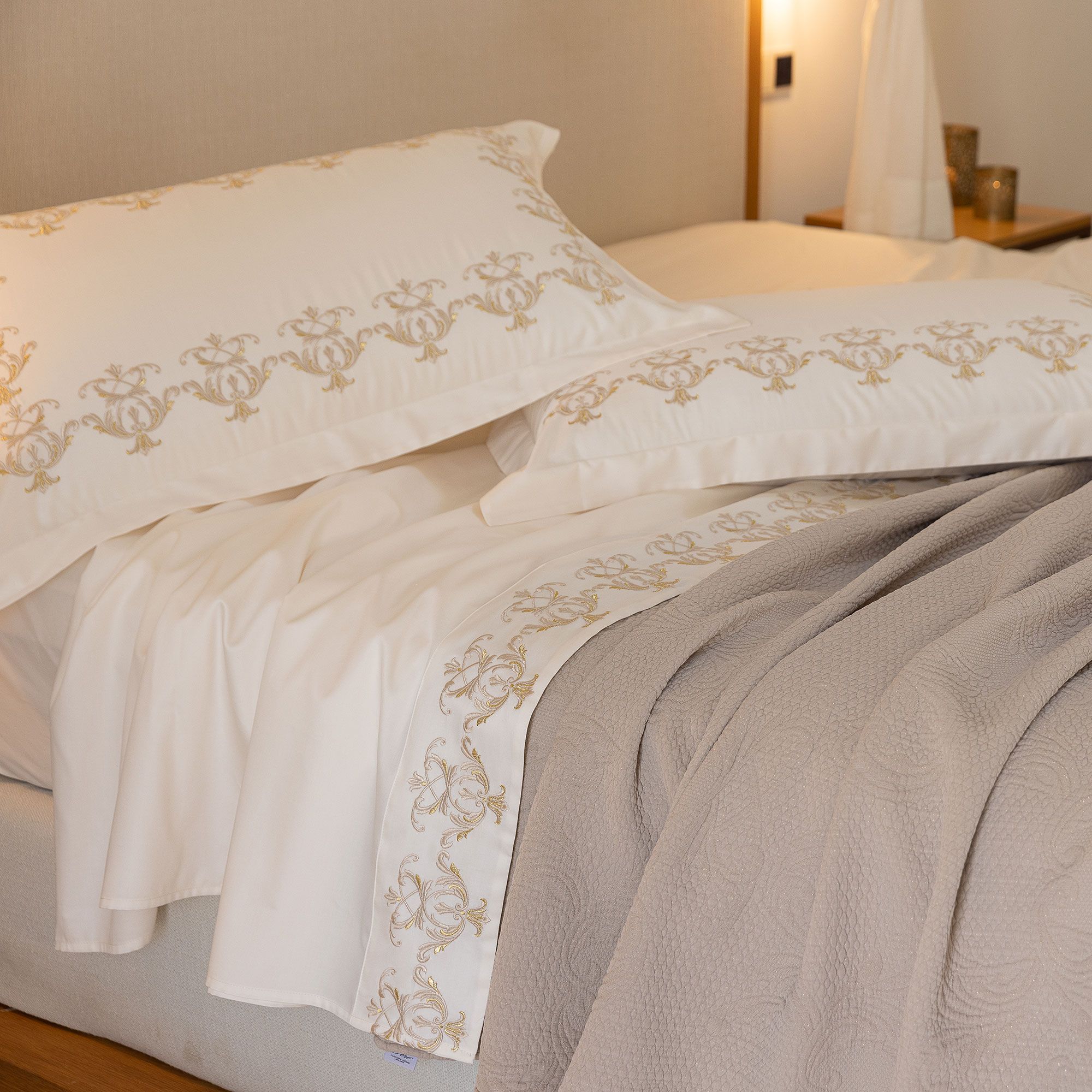 Ferò
Completo letto
matrimoniale in
raso di cotone 300TC