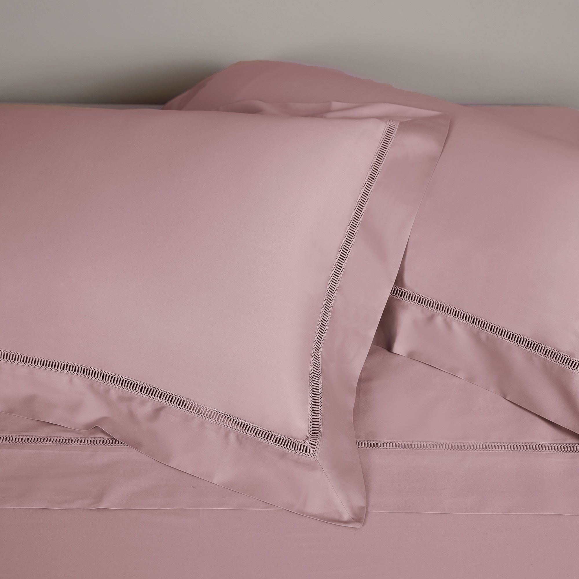Ferò
Completo letto
Imperiale in raso
di cotone con ricamo