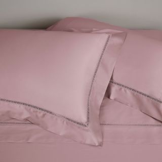 Ferò
Completo letto
Imperiale in raso
di cotone con ricamo