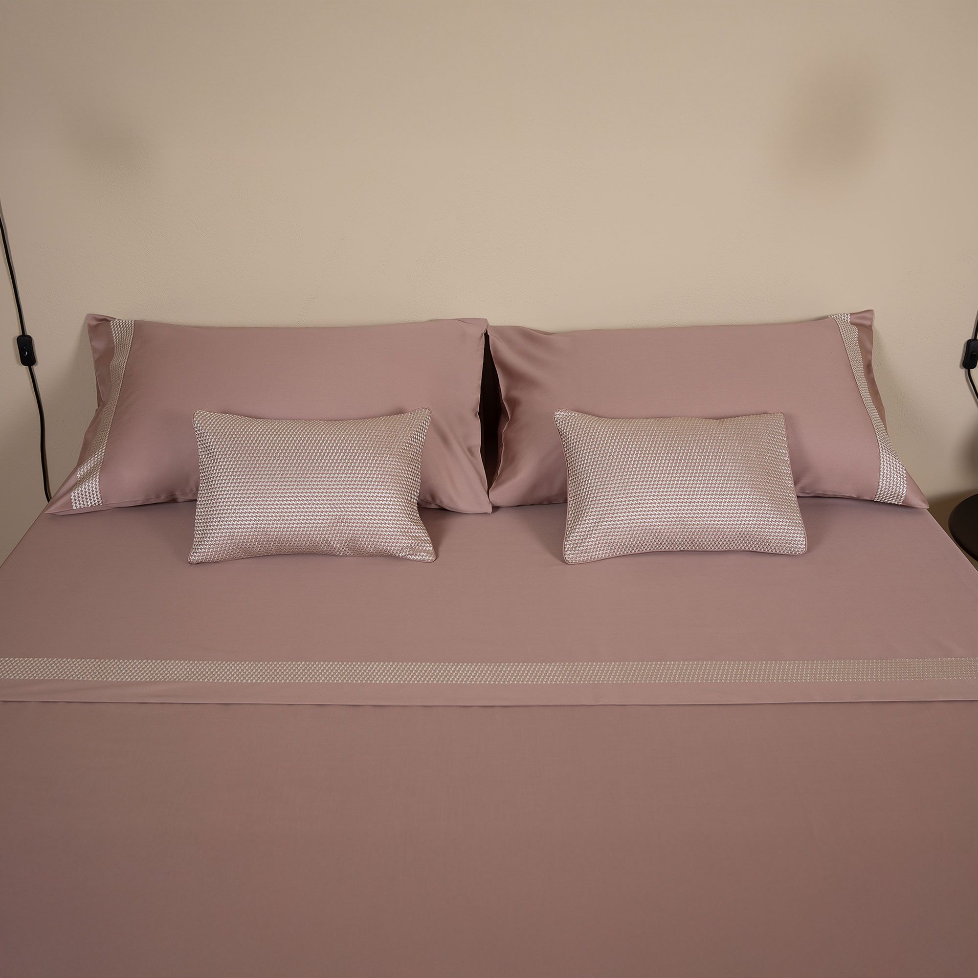 Ferò
Ricamo 2 federe
arredo in raso
di cotone (30x40cm)