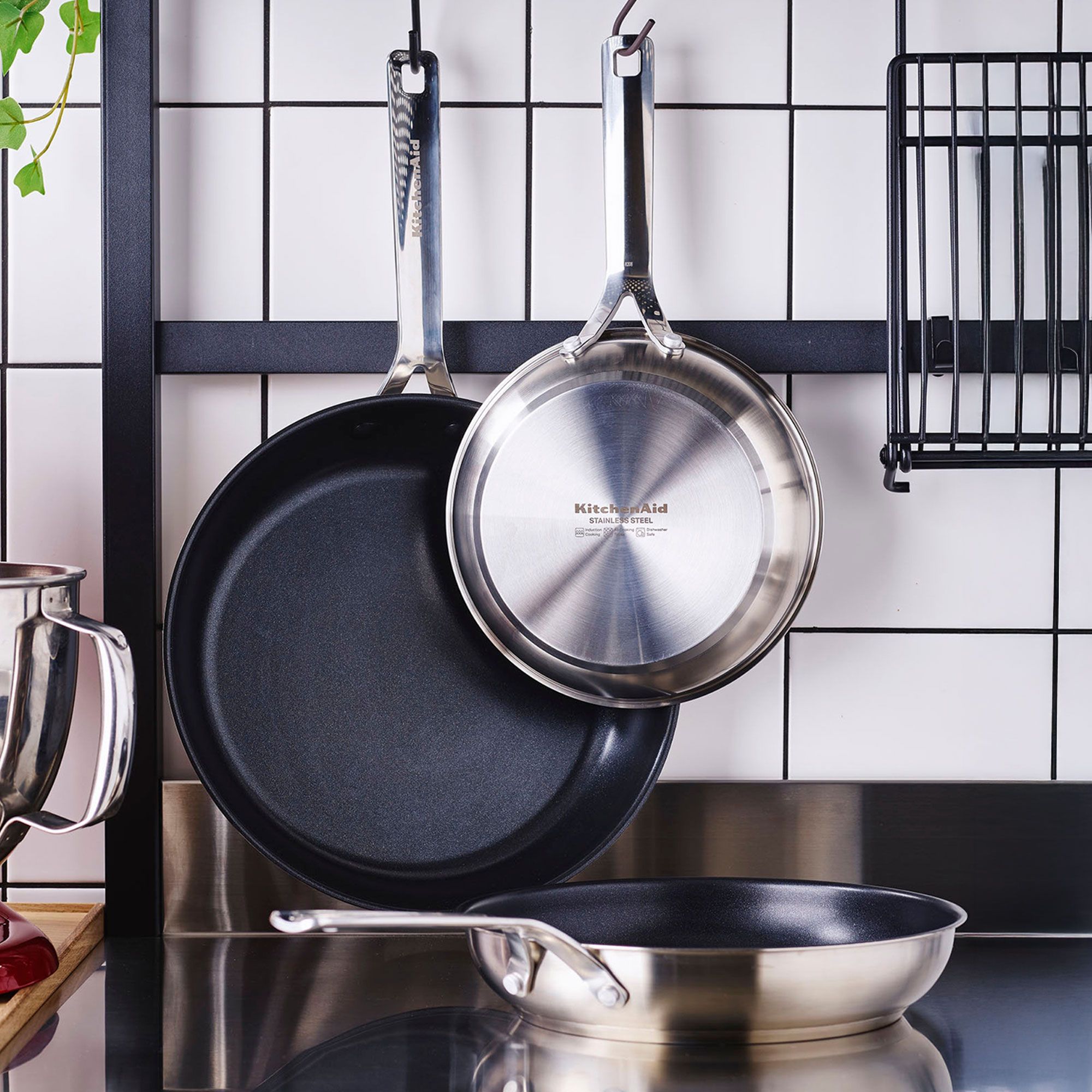 KitchenAid
Set di due padelle
antiaderenti acciaio
diam. 20 e 28cm